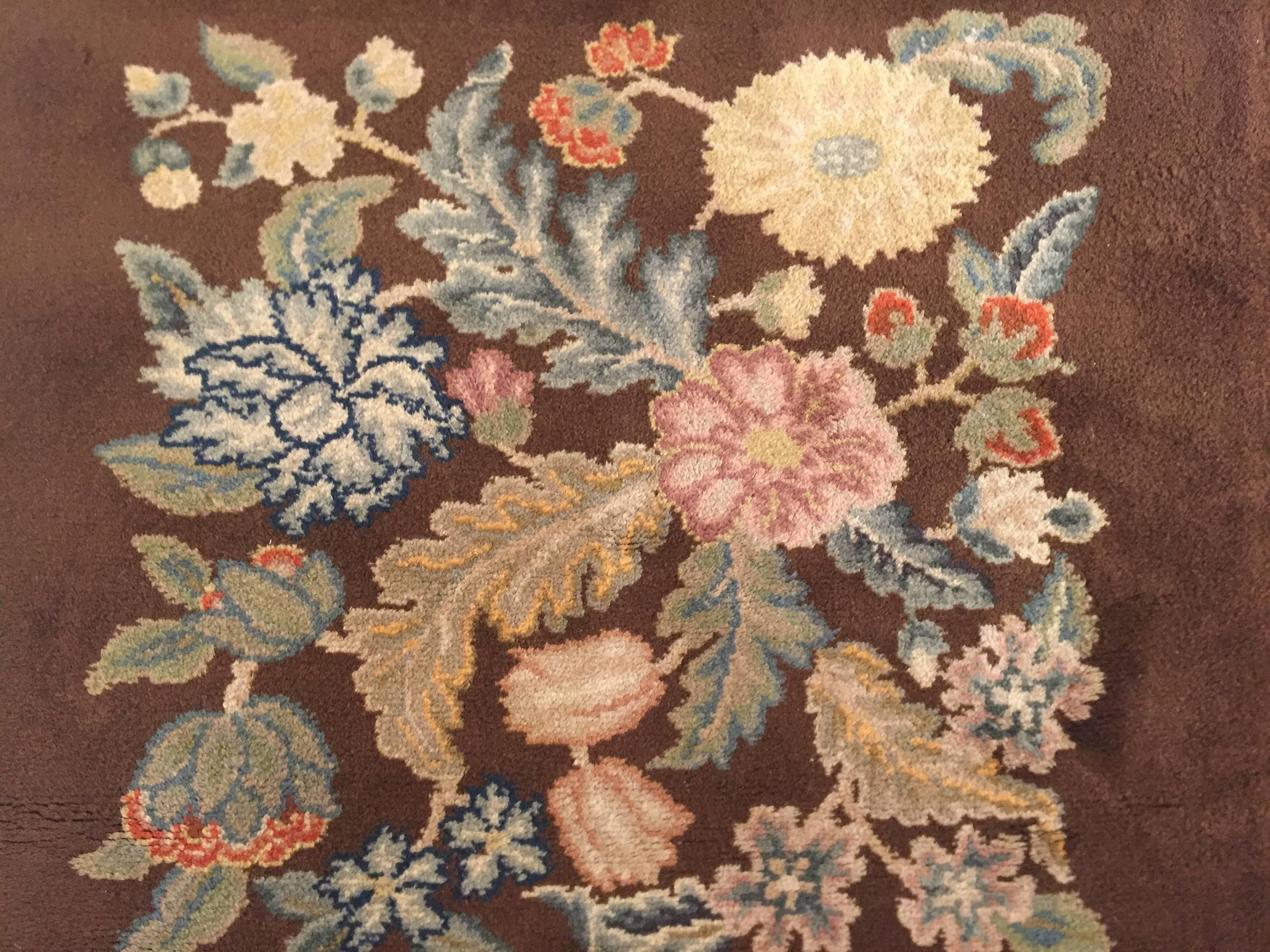 Handgeknüpfter quadratischer Savonerie-Teppich aus Wolle in Braun mit Blumenmuster, 20. Jahrhundert im Angebot 4