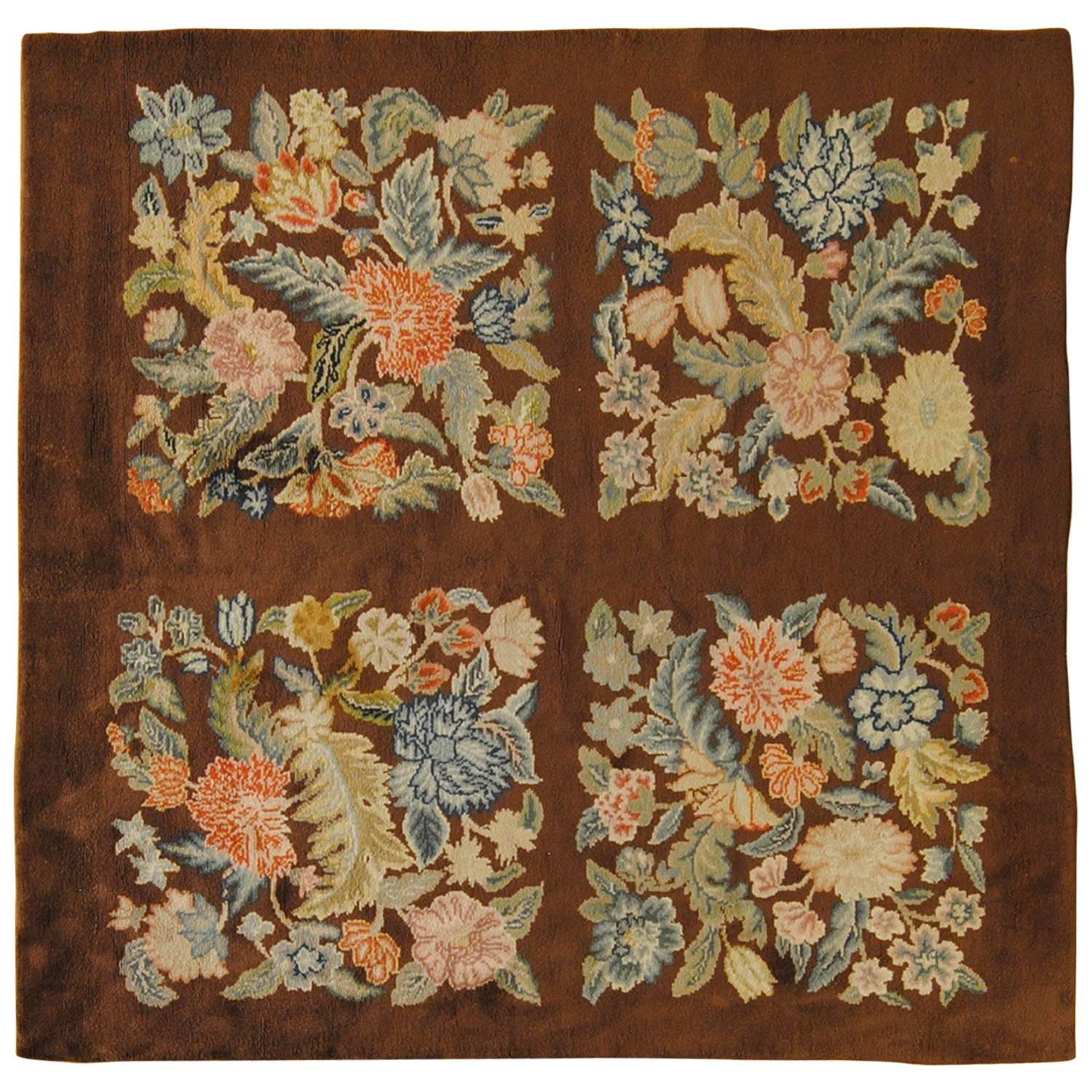 Handgeknüpfter quadratischer Savonerie-Teppich aus Wolle in Braun mit Blumenmuster, 20. Jahrhundert