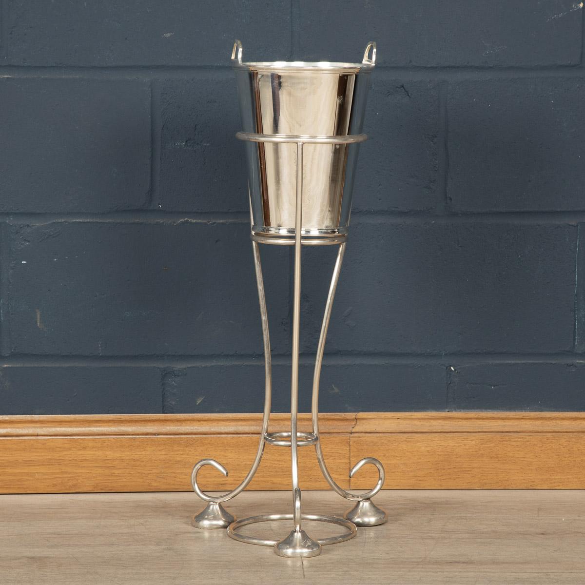 A good quality ice bucket on stand made in England in the first half of the last century. The ice bucket is made by a very famous English maker called Elkington, one of the fastest producers of silverplated items and the manufacturer of some