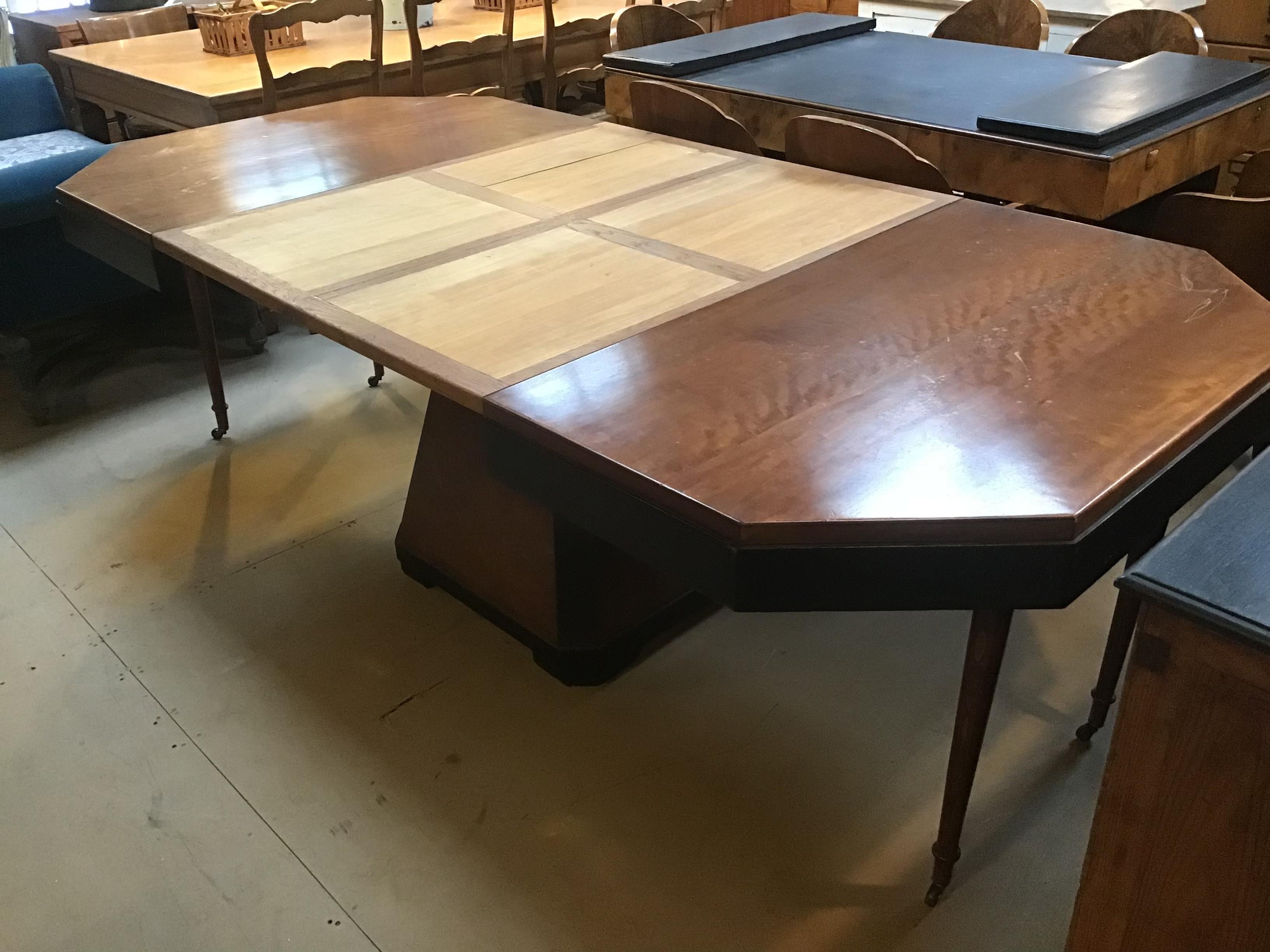 20th Century Art Deco Italian Mahogany Wood Extendible Table from 1950s In Good Condition For Sale In Florence, IT
