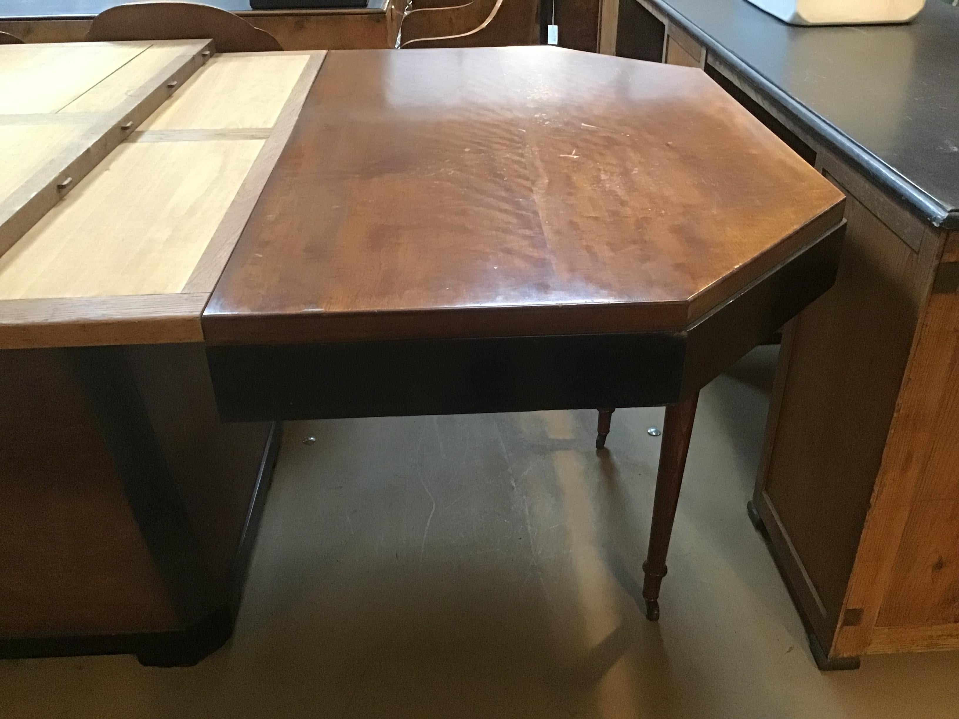 20th Century Art Deco Italian Mahogany Wood Extendible Table from 1950s For Sale 4