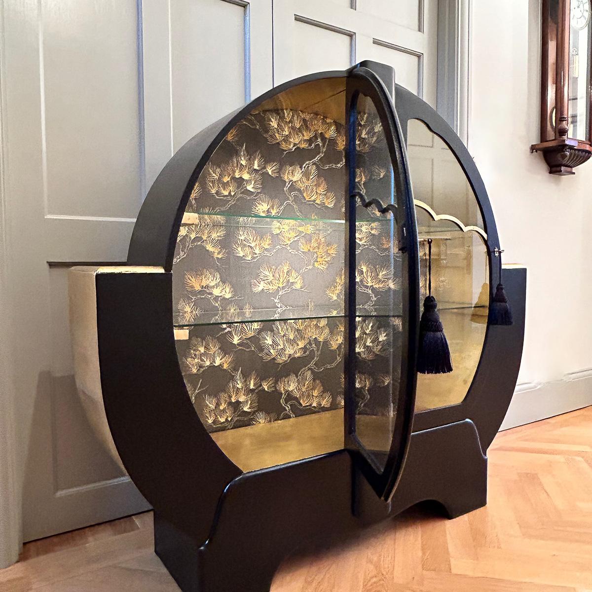20th Century Art Deco Japanese Style Pinewood Circular Cocktail Cabinet In Good Condition In Royal Tunbridge Wells, Kent
