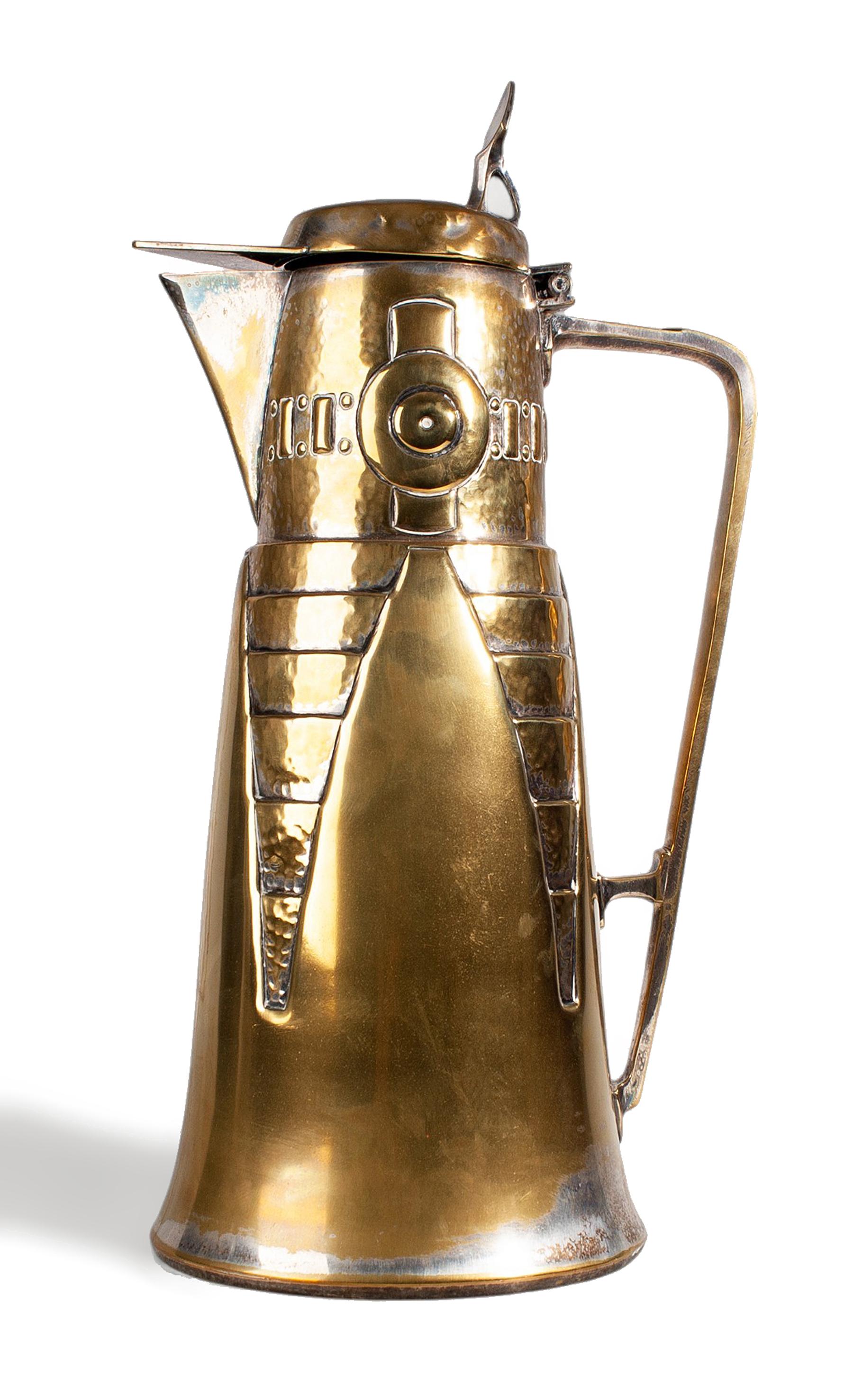 Boccale in metallo dorato Art Déco/Jugendstil dei primi del Novecento di Kayserzinn, Germania

A cura di: Kayserzinn
Materiale: metallo, rame, zinco, ottone
Tecnica: fusione, stampaggio, lucidatura, doratura, lavorazione del metallo
Dimensioni: 10,5