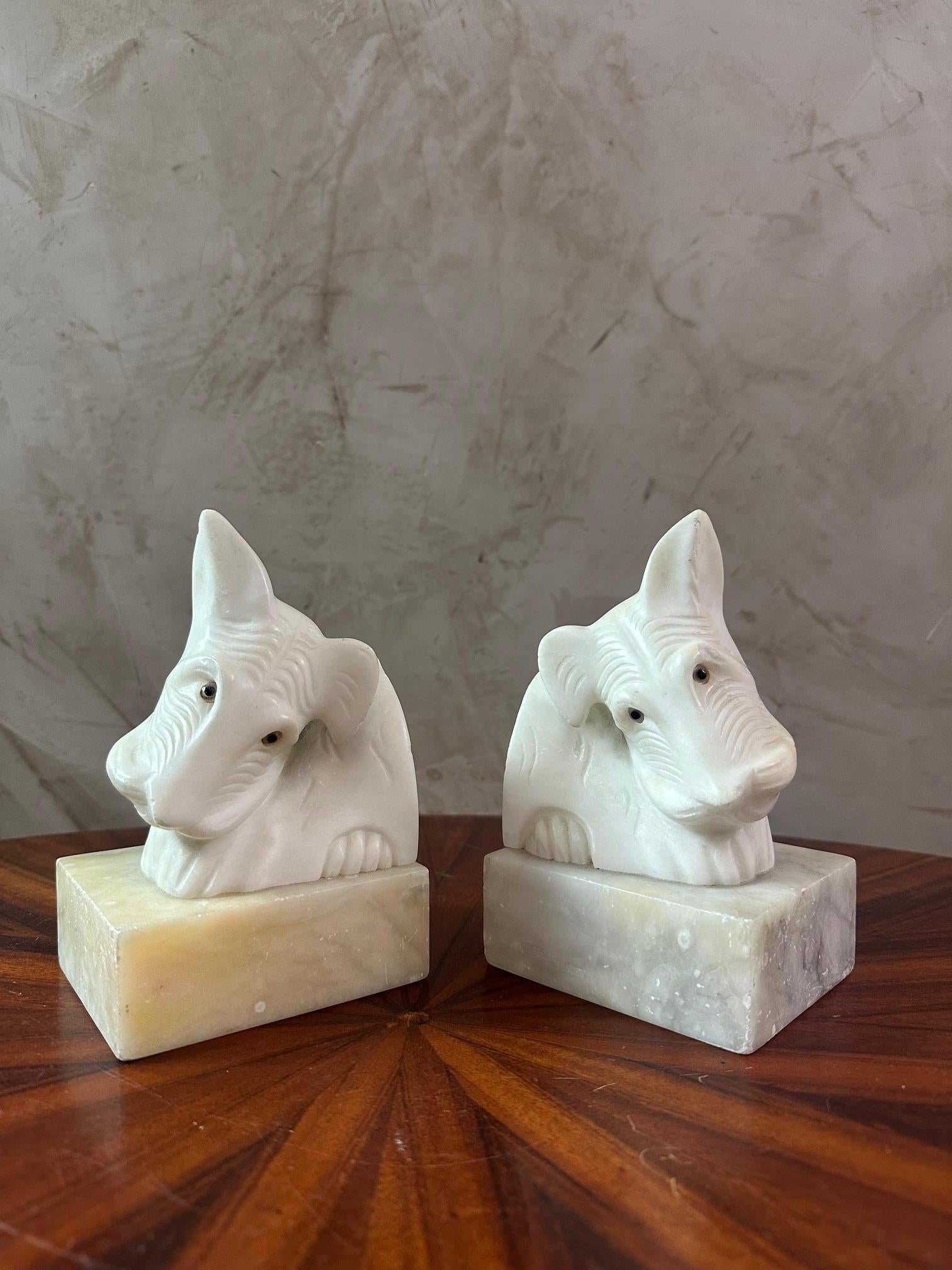 Very beautiful pair of alabaster bookends representing Fox Terriers dating from the art deco period.
Good quality and good condition.