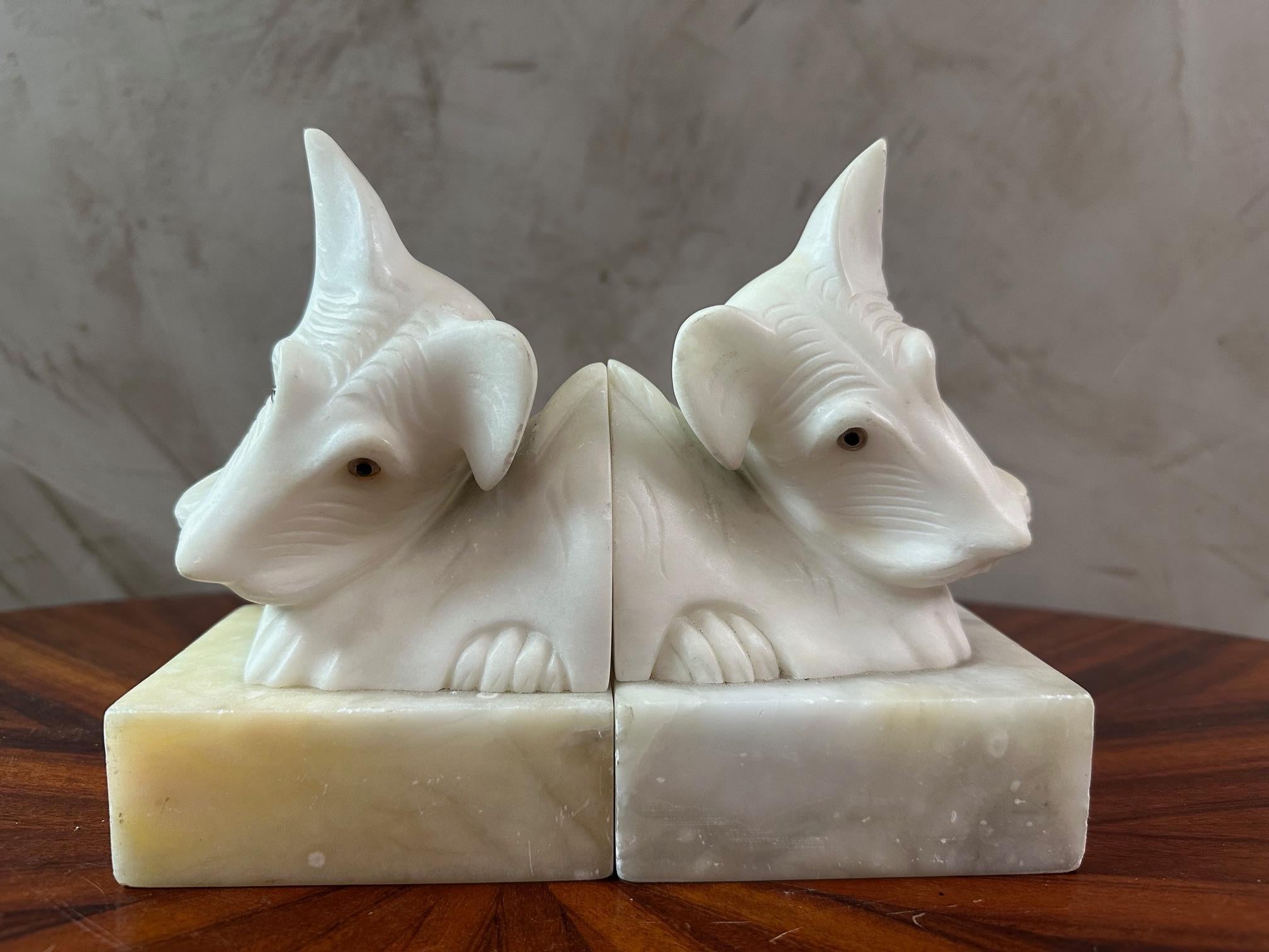 20th century Art deco Period Pair of Alabaster Dog Bookends In Good Condition For Sale In LEGNY, FR