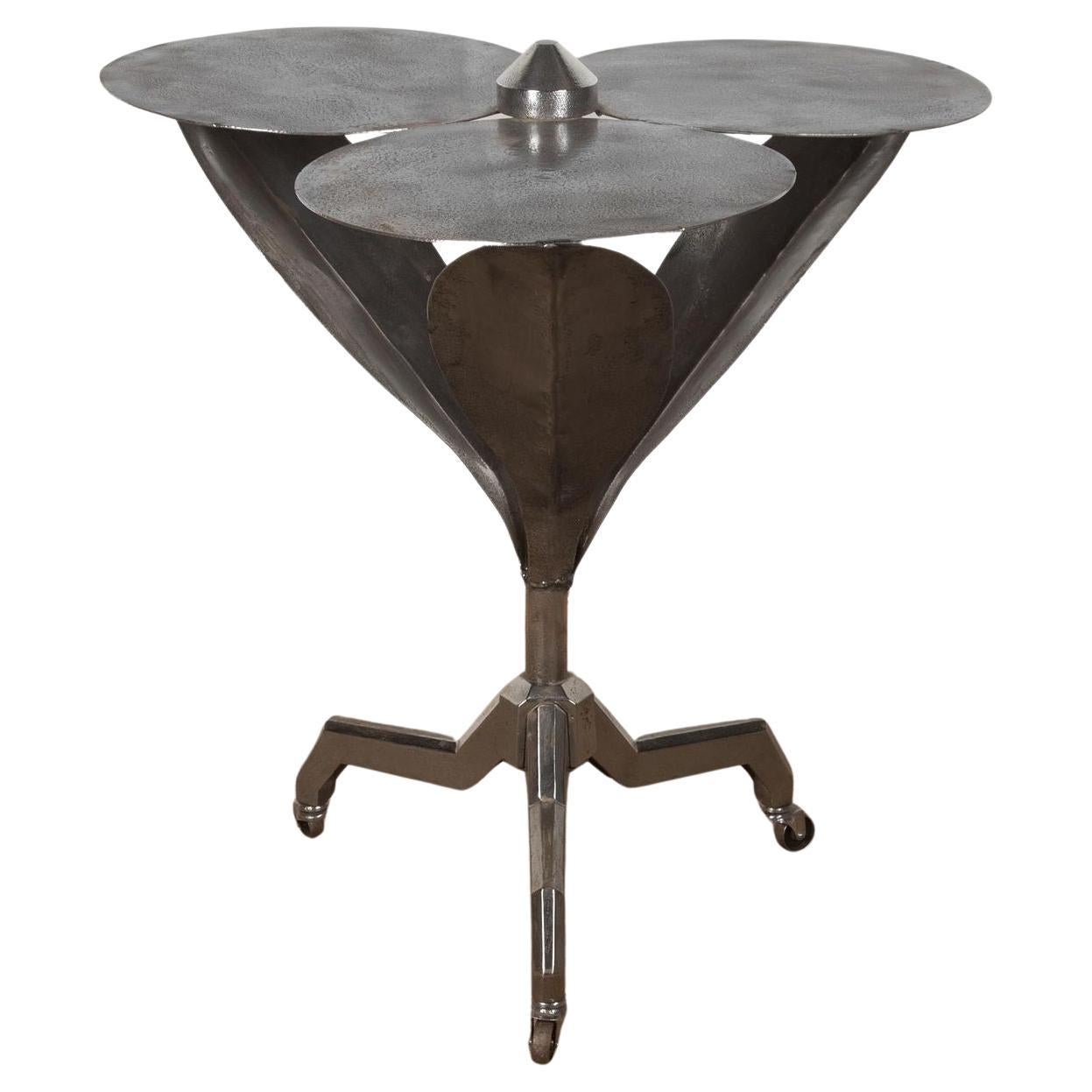 Table à fleurs Art Déco du 20ème siècle en acier poli en vente