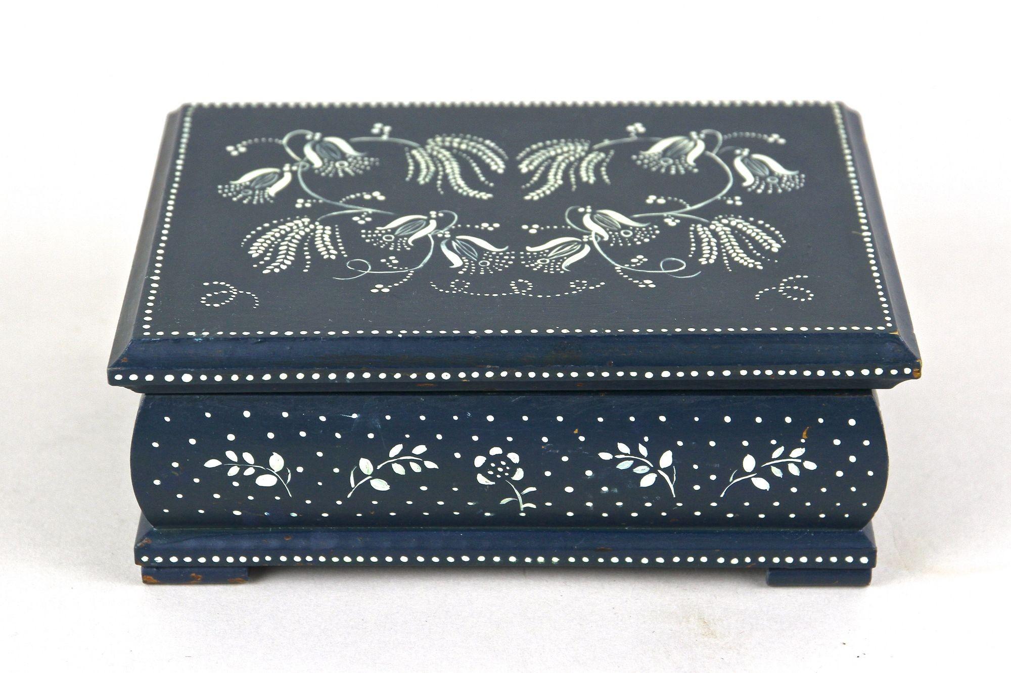 Joyero Art Decó del siglo XX muy decorativo con maravillosos motivos florales pintados a mano. Procedente de la época austriaca en torno a 1920, esta encantadora cajita de madera fue pintada en este especial 