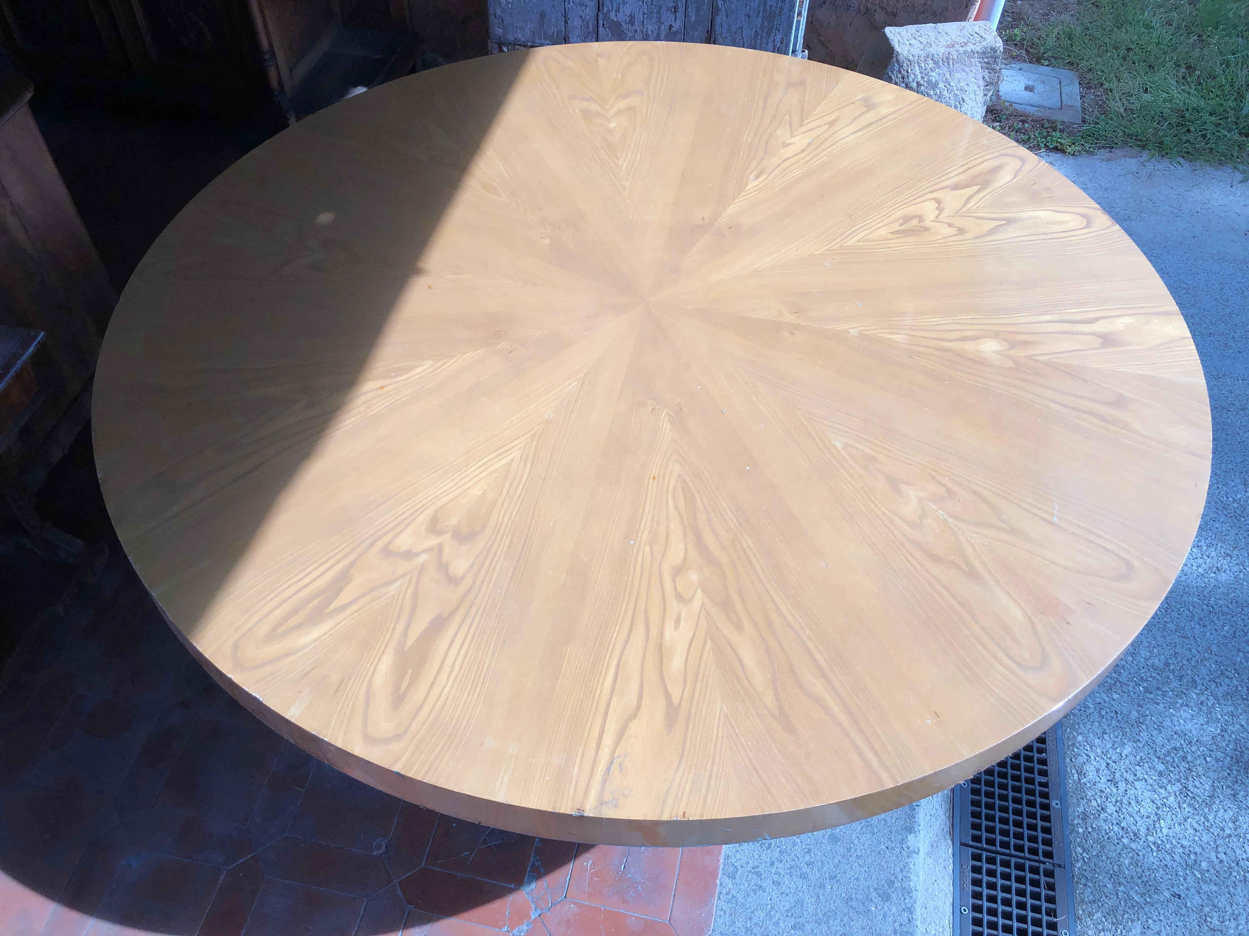 Conference table in elm wood, round with a large circumference. Central block and base covered with brass.
In good condition but to be restored.