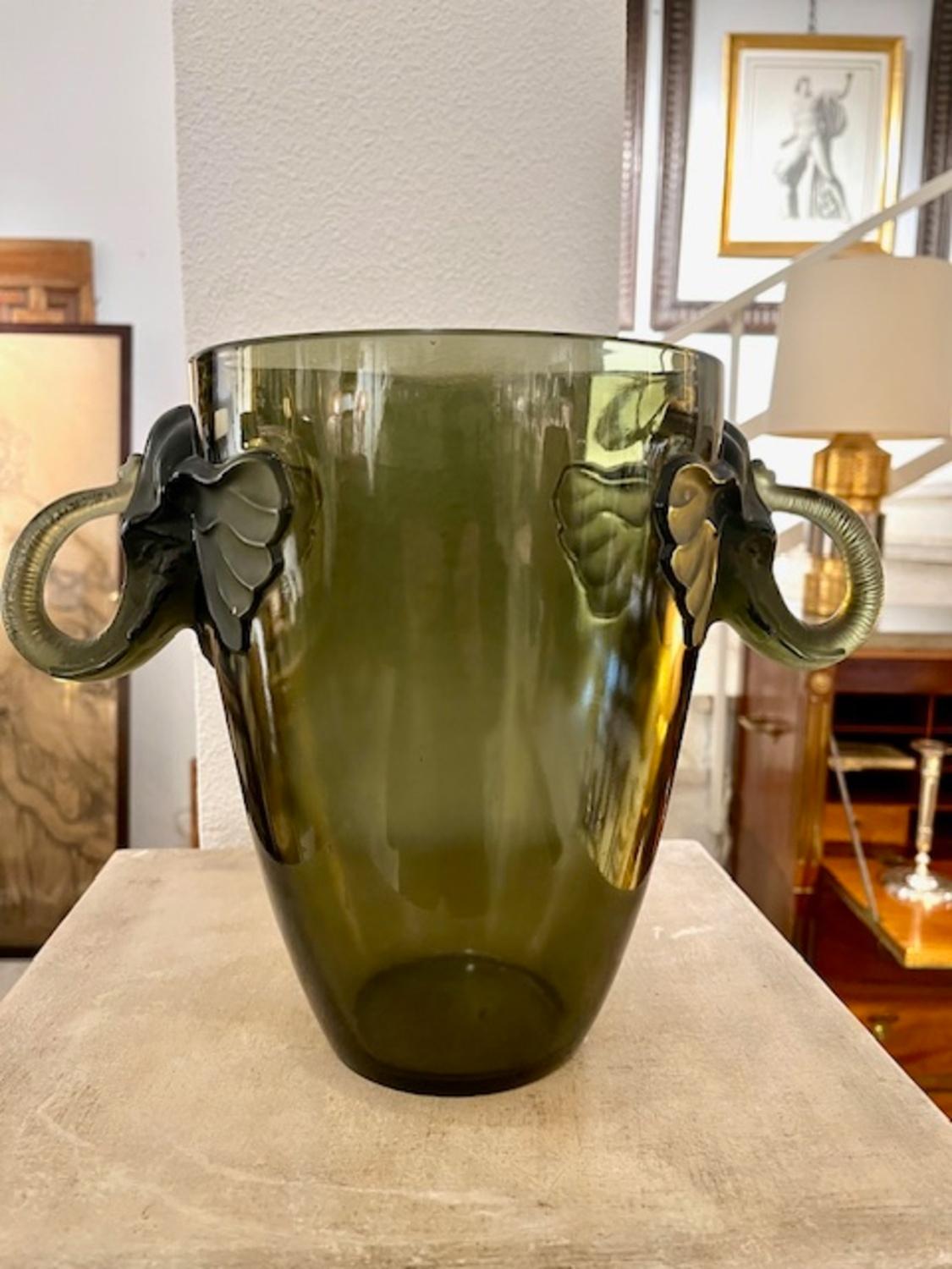 Un raro vaso in vetro Art Déco disegnato da Josef Inwald per Barolac, Cecoslovacchia, circa 1930.
Questo  Il pezzo esemplifica la sofisticata abilità artigianale e la sensibilità scultorea che hanno reso il vetro di Boemia di quest'epoca tra i più