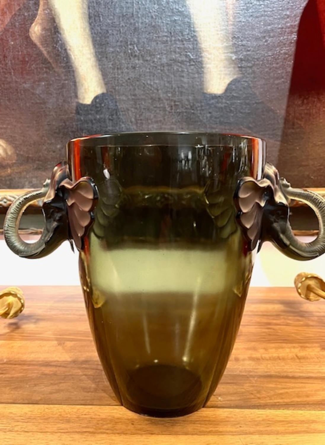 Vetro artistico Vaso di vetro scultoreo Art Déco del XX secolo di Josef Inwald in vendita