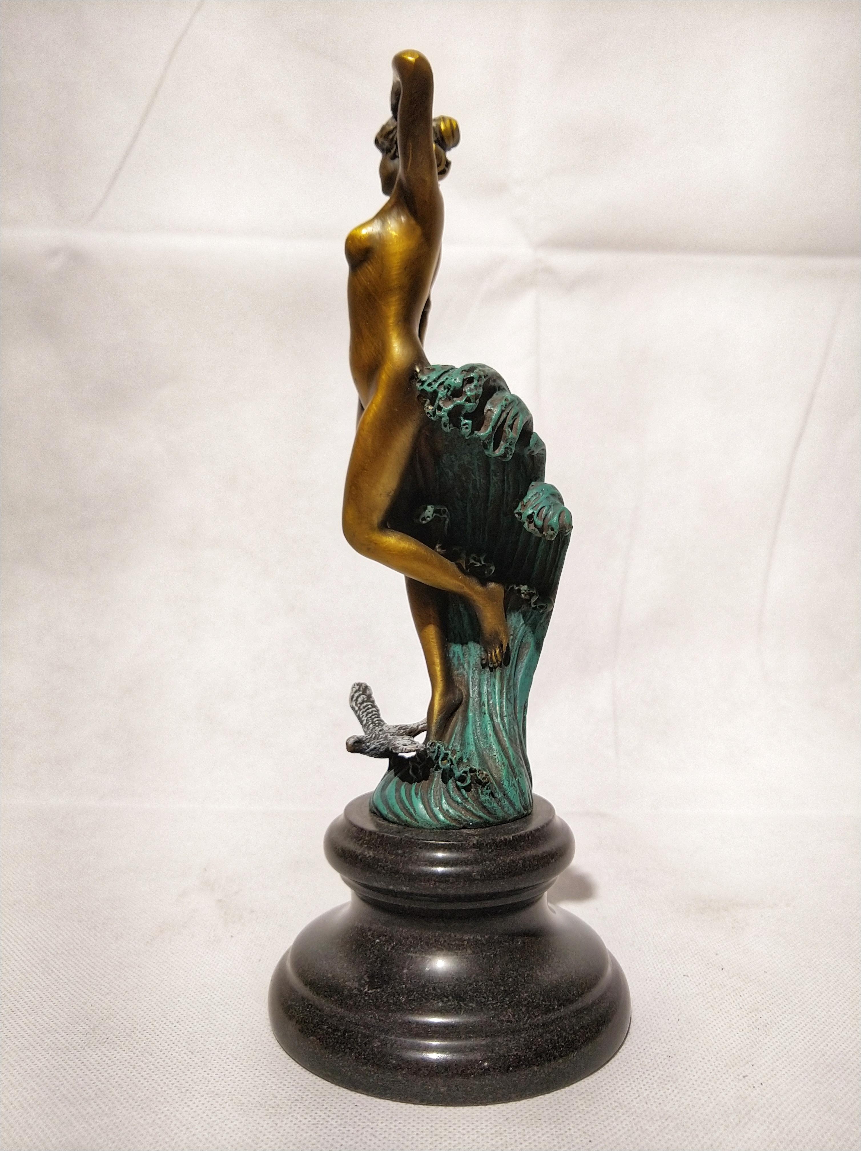 Beautiful Art Deco style sculpture depicting a naked woman resting on the crest of a wave, with a bird that touches his foot flying. And is sitting on a black marble base. Signed Preiss, with bronze certificate seal.

Ferdinand Preiss (1882-1943)