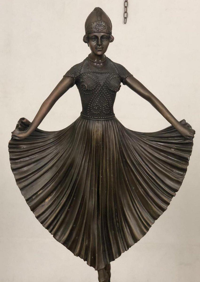 Scultura Art Déco di origine italiana di piccole dimensioni interamente realizzata in bronzo patinato che rappresenta una ballerina.

Davvero molto bella questa antica scultura in bronzo, l'artista riesce a rappresentare con grande maestria