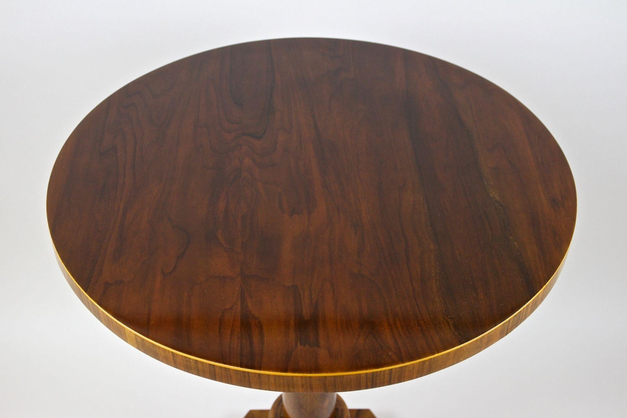 Außergewöhnlicher Art Deco Beistelltisch aus Nussbaumholz aus der Zeit um 1920 in Österreich. Dieser einzigartige runde Art-Déco-Tisch besticht durch seine kunstvolle Ausführung. Ein wirklich fantastisch aussehender Beistelltisch aus dem frühen 20.