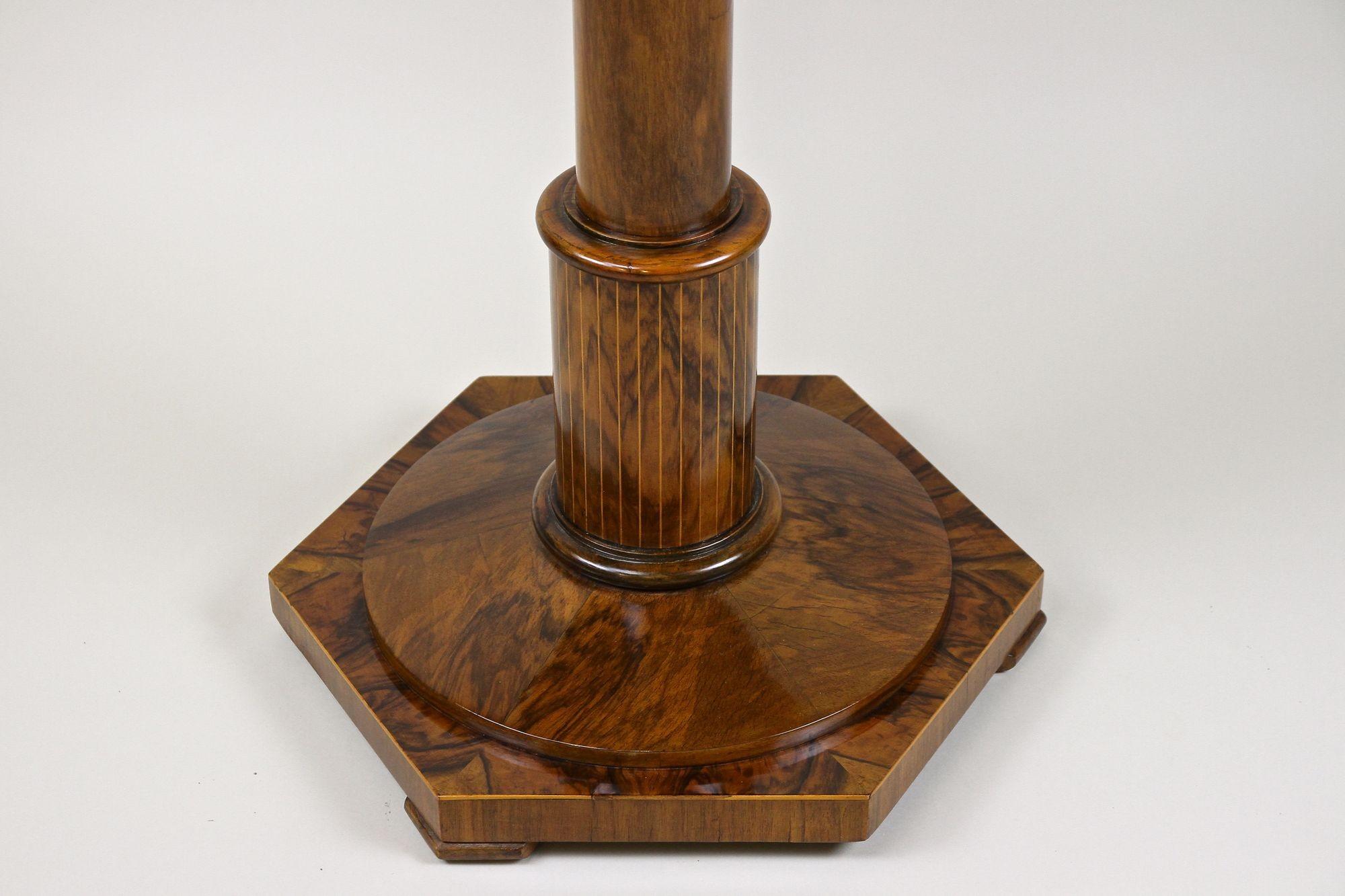 20th Century Art Deco Side Table Nutwood, Austria circa 1920 In Good Condition In Lichtenberg, AT