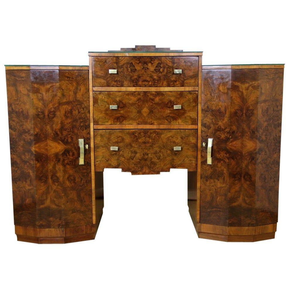 Incredibile credenza o buffet Art Deco del XX secolo, proveniente dall'Austria e risalente al periodo intorno al 1930. Questa credenza Art Deco dalla forma insolita colpisce per l'impiallacciatura in radica di noce, dall'aspetto assolutamente