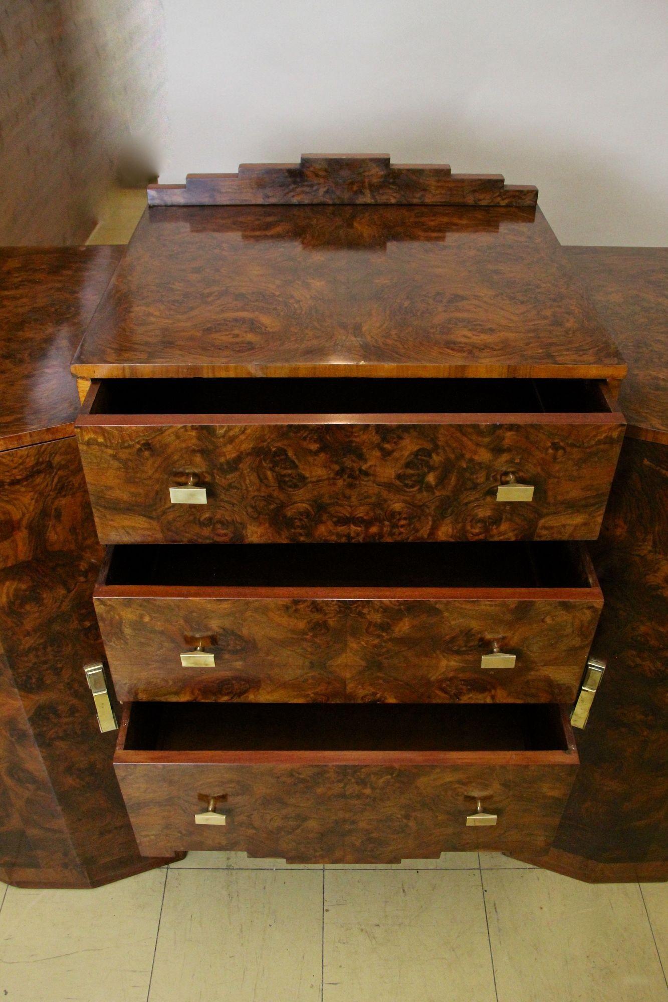 Credenza/Buffet Art Deco del XX secolo - Noce di radica abbinata, AT, 1930 ca. in vendita 1