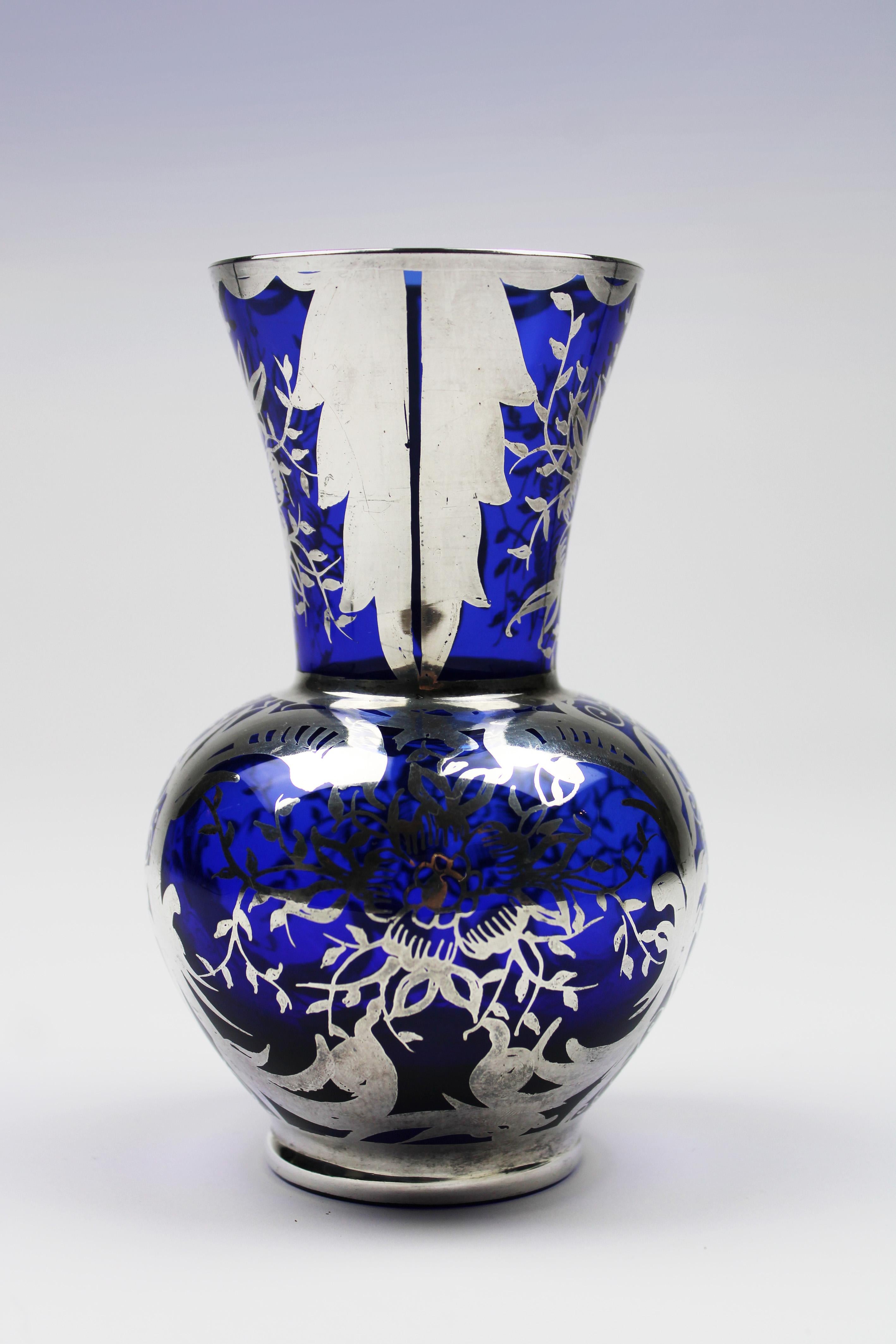 Kobaltblaue Vase mit Blumendekor aus Silberüberzug im Art déco-Stil des 20. Jahrhunderts, Italien (Italienisch) im Angebot