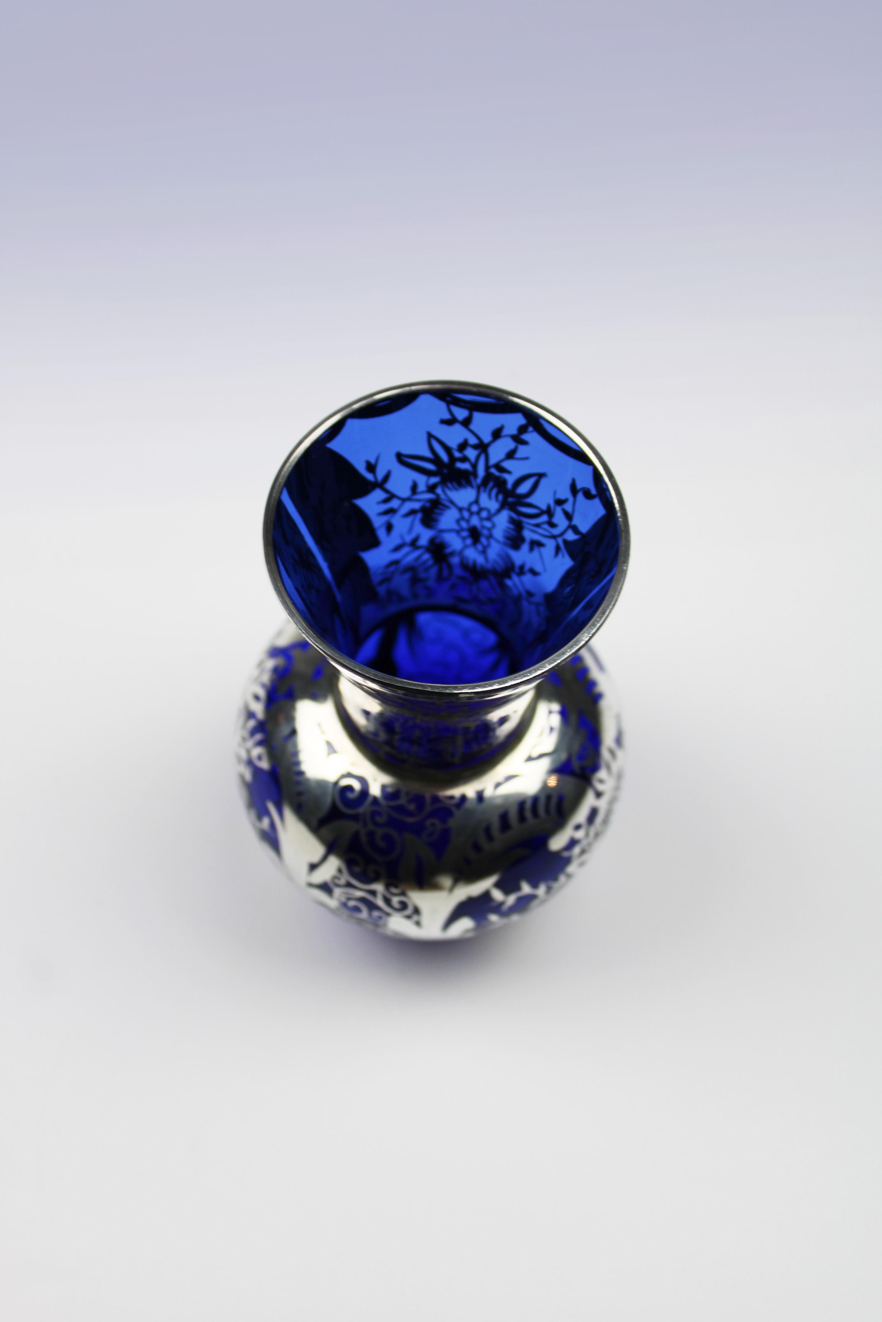 Kobaltblaue Vase mit Blumendekor aus Silberüberzug im Art déco-Stil des 20. Jahrhunderts, Italien (Handgefertigt) im Angebot