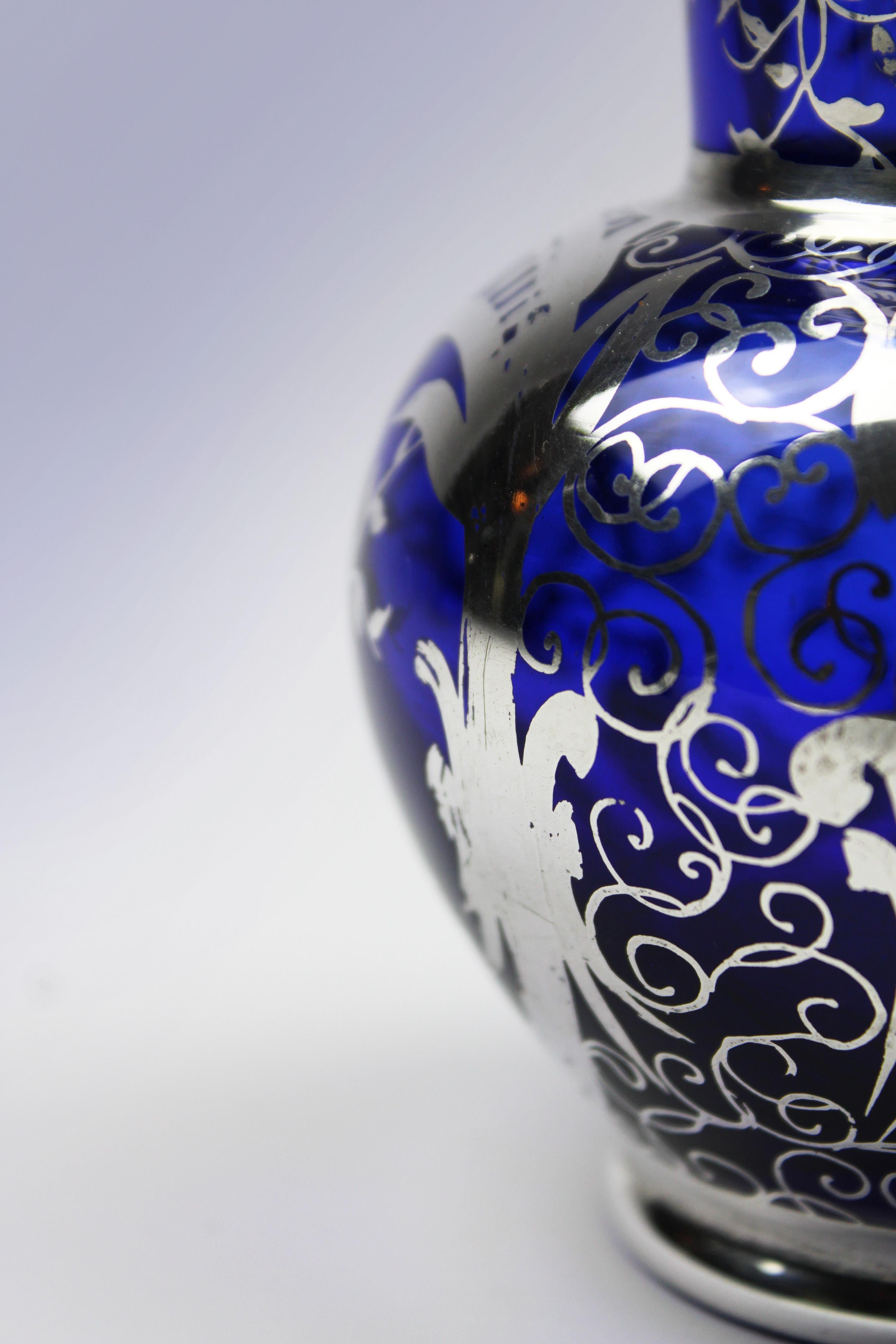 Kobaltblaue Vase mit Blumendekor aus Silberüberzug im Art déco-Stil des 20. Jahrhunderts, Italien (Glas) im Angebot