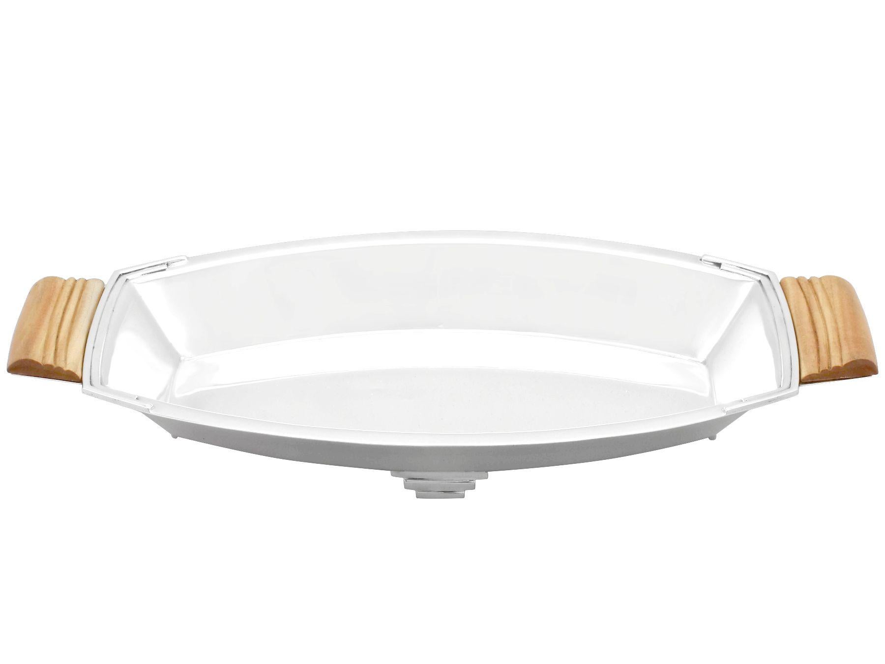 An exceptional, fine and impressive antique George V English sterling silver Art Deco bread dish; an addition to our dining silverware collection

This exceptional antique George V sterling silver bread dish has a rounded rectangular form onto