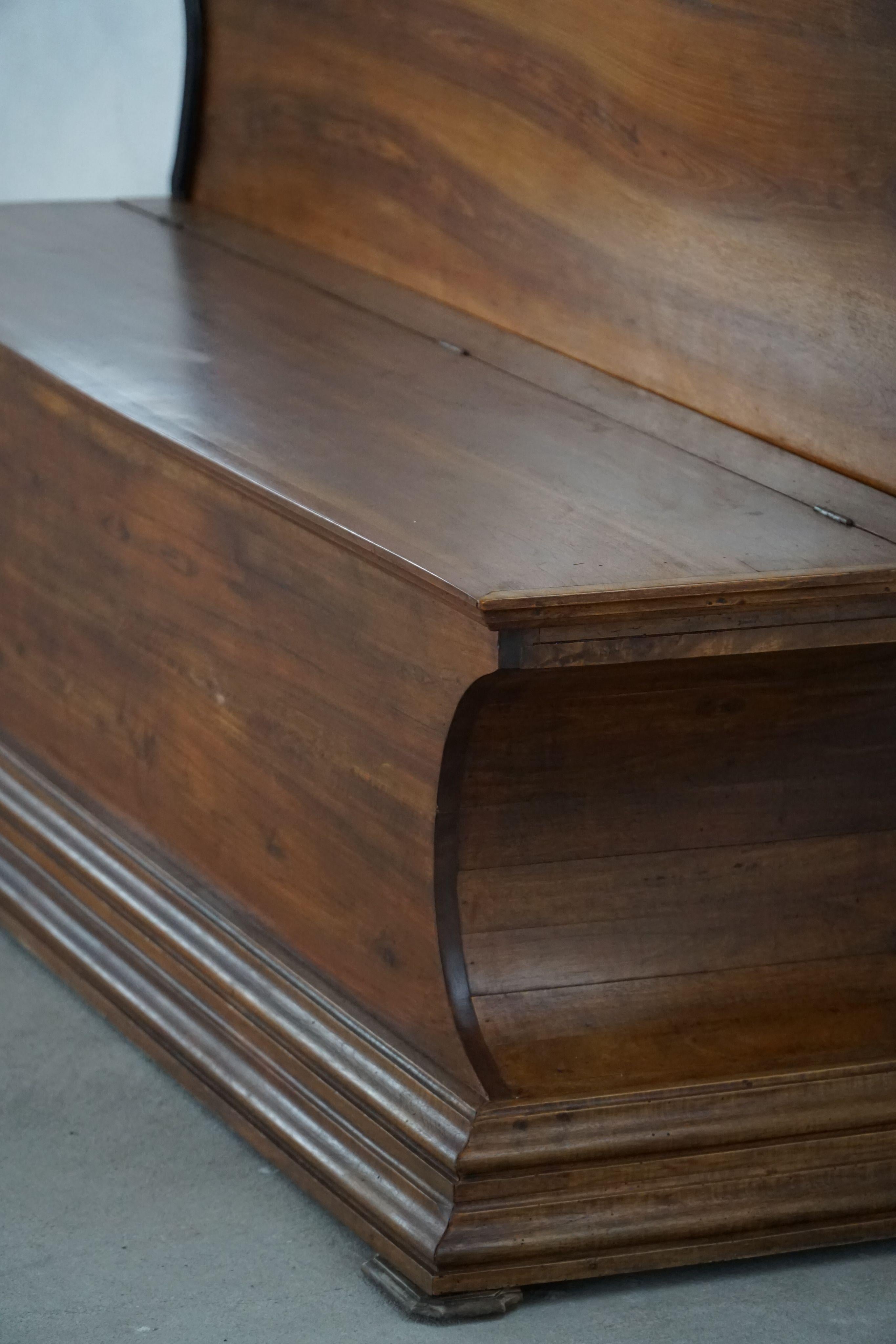 20ème siècle  Banc de rangement Art Déco en bois de noyer, par un ébéniste danois en vente 2