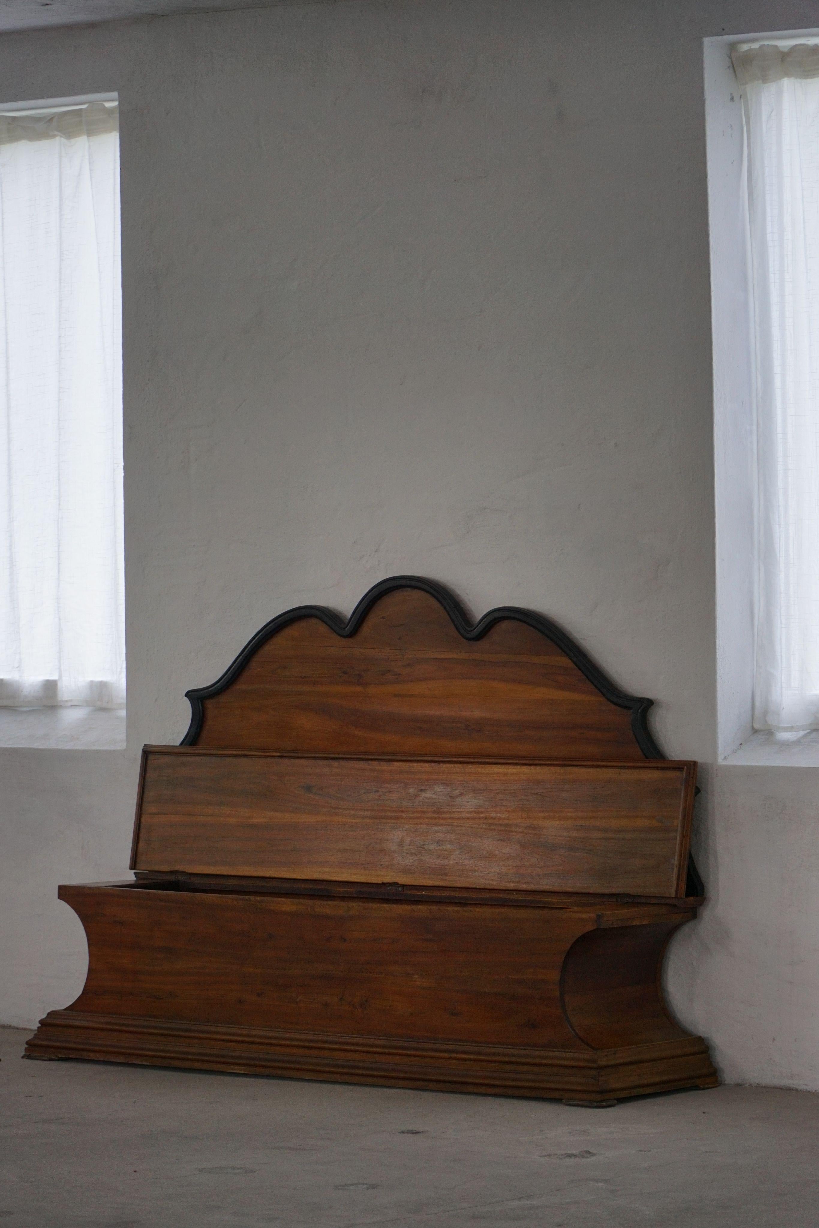 20ème siècle  Banc de rangement Art Déco en bois de noyer, par un ébéniste danois en vente 4