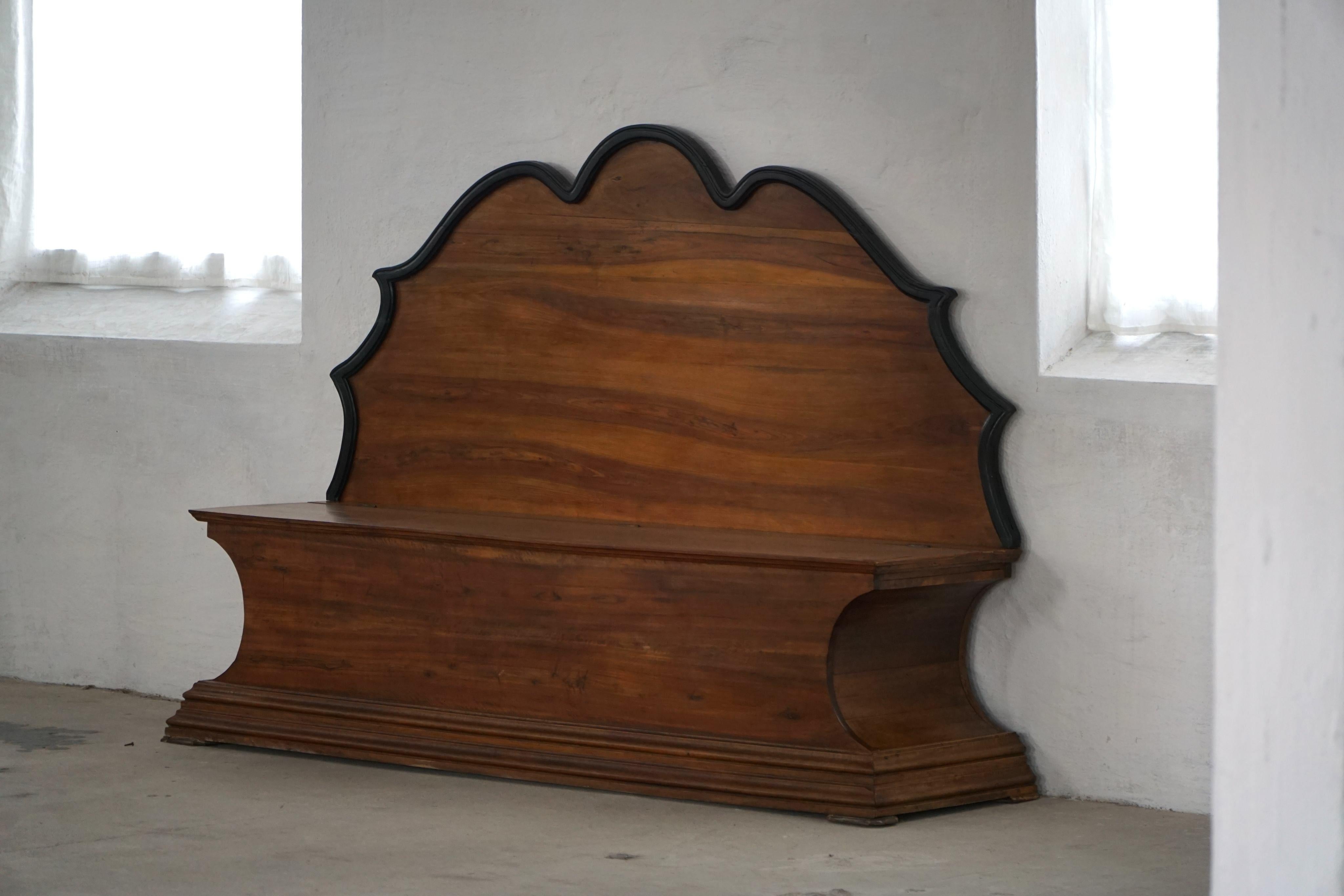 Art déco 20ème siècle  Banc de rangement Art Déco en bois de noyer, par un ébéniste danois en vente