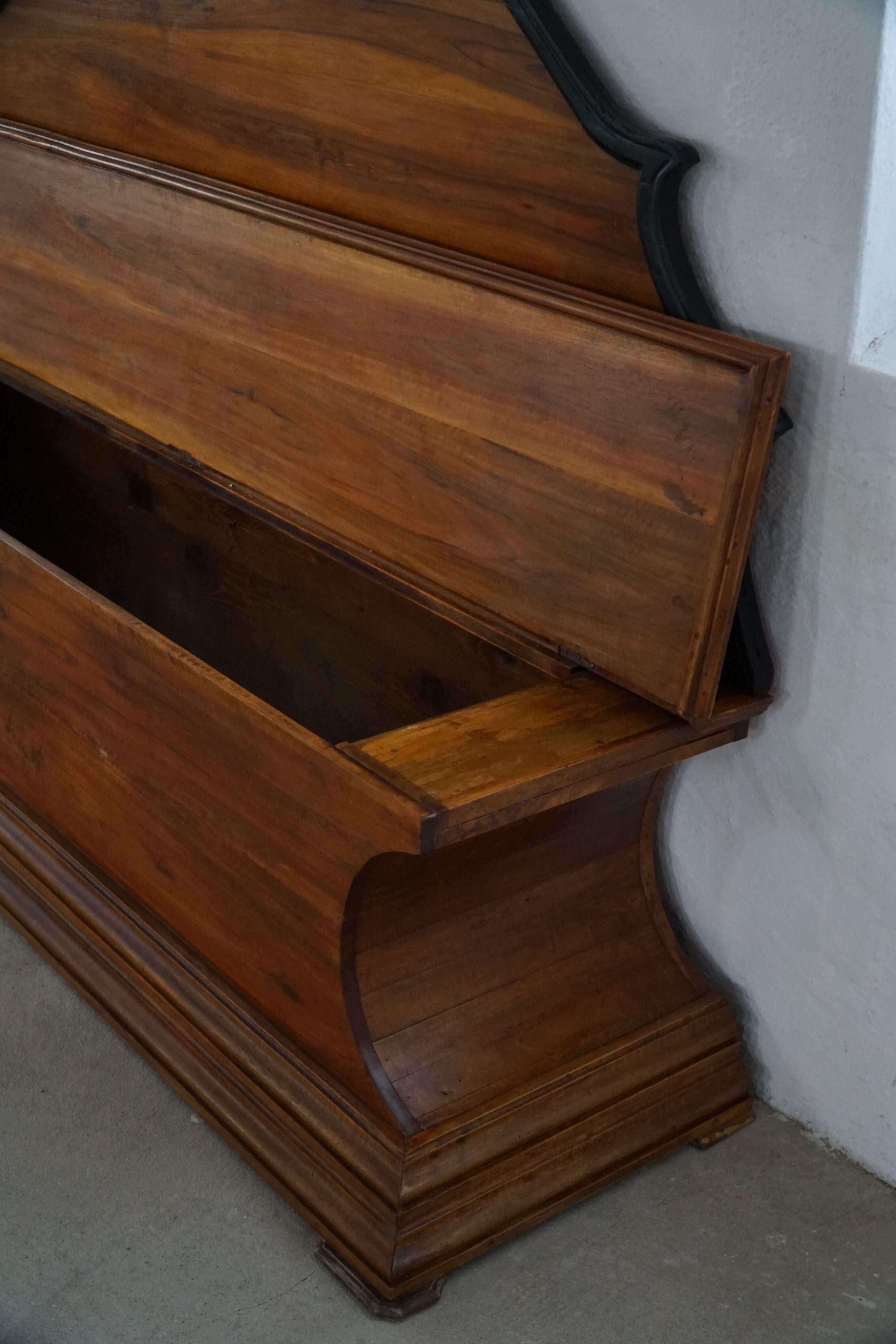 Danois 20ème siècle  Banc de rangement Art Déco en bois de noyer, par un ébéniste danois en vente
