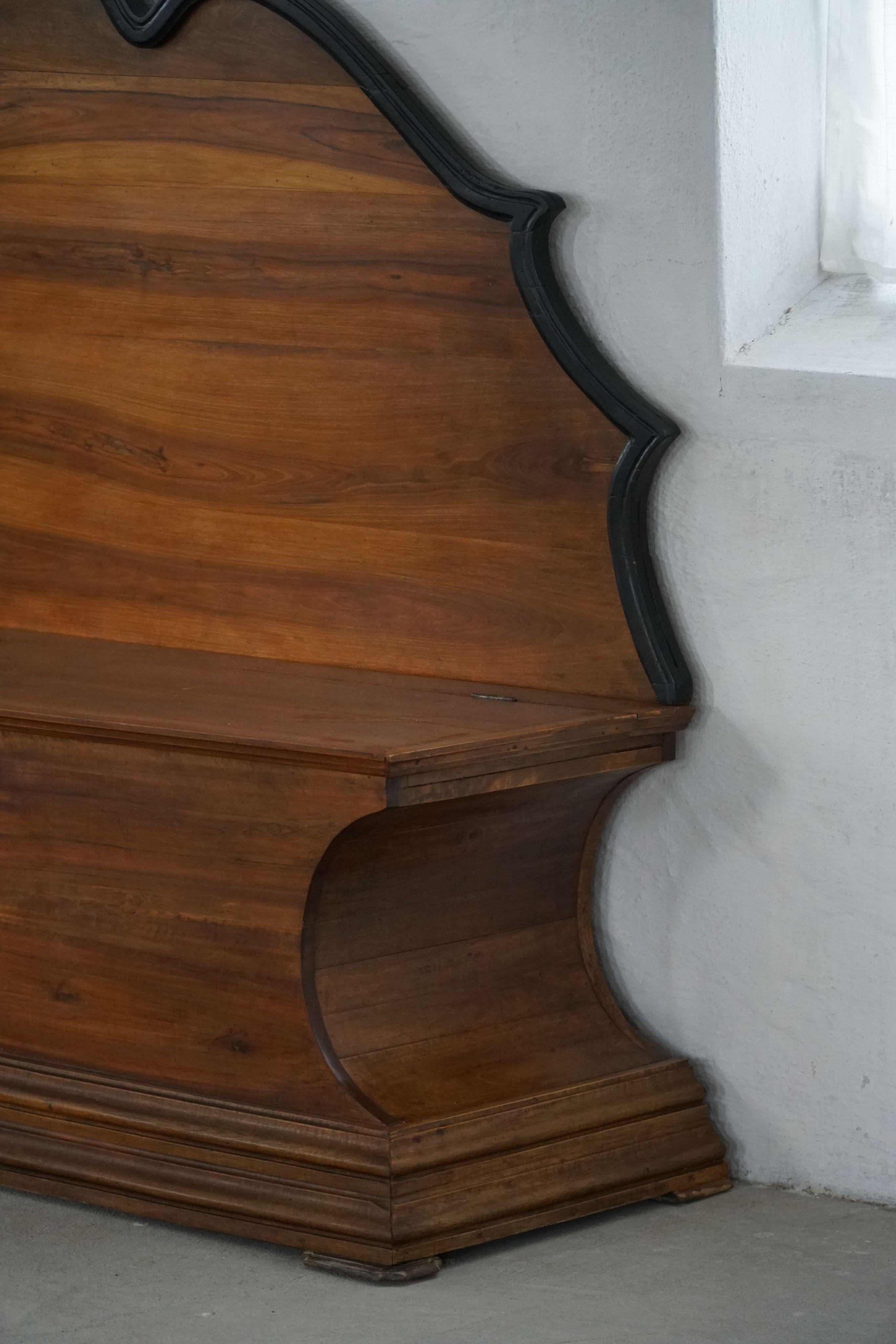 Noyer 20ème siècle  Banc de rangement Art Déco en bois de noyer, par un ébéniste danois en vente