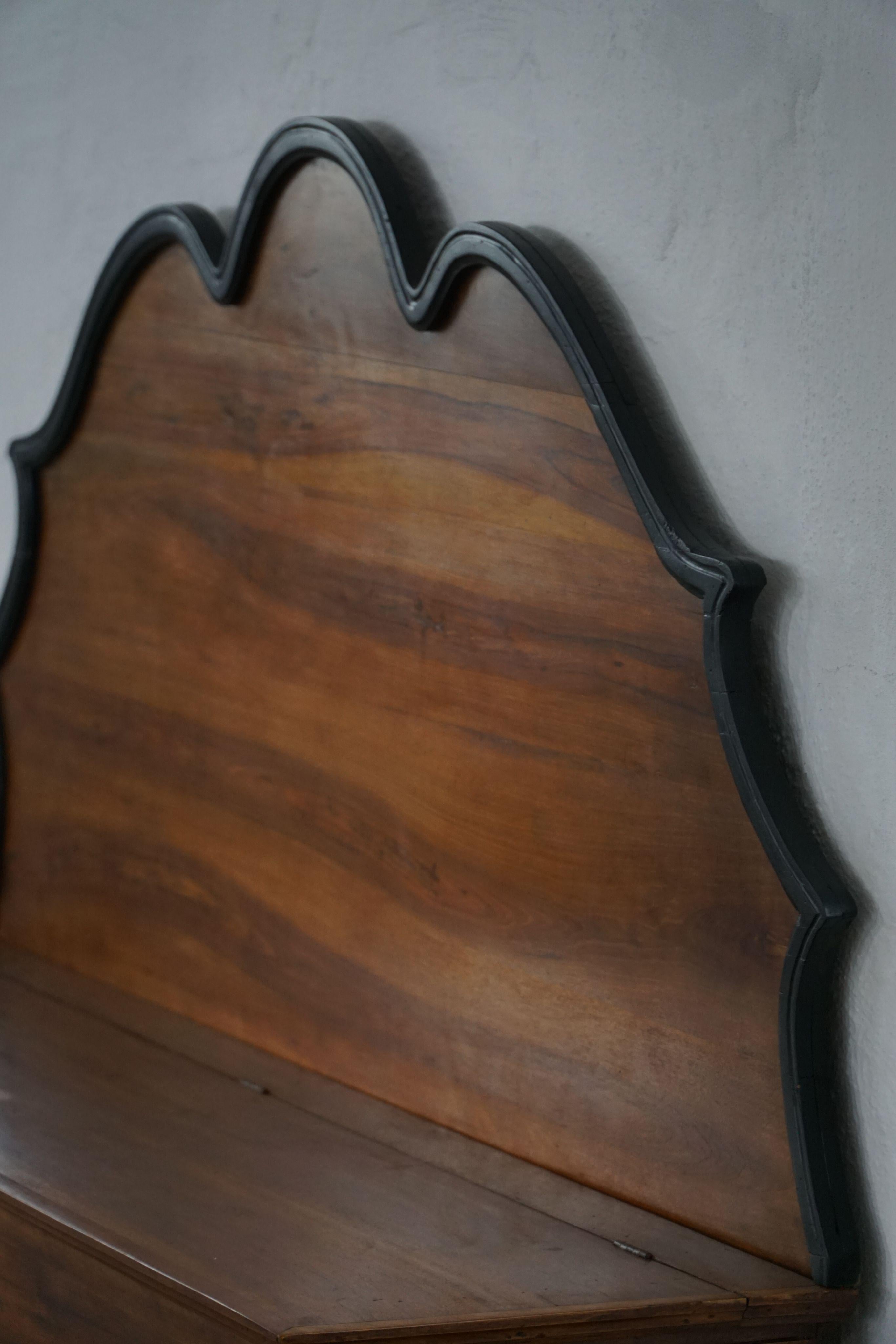 20ème siècle  Banc de rangement Art Déco en bois de noyer, par un ébéniste danois en vente 1