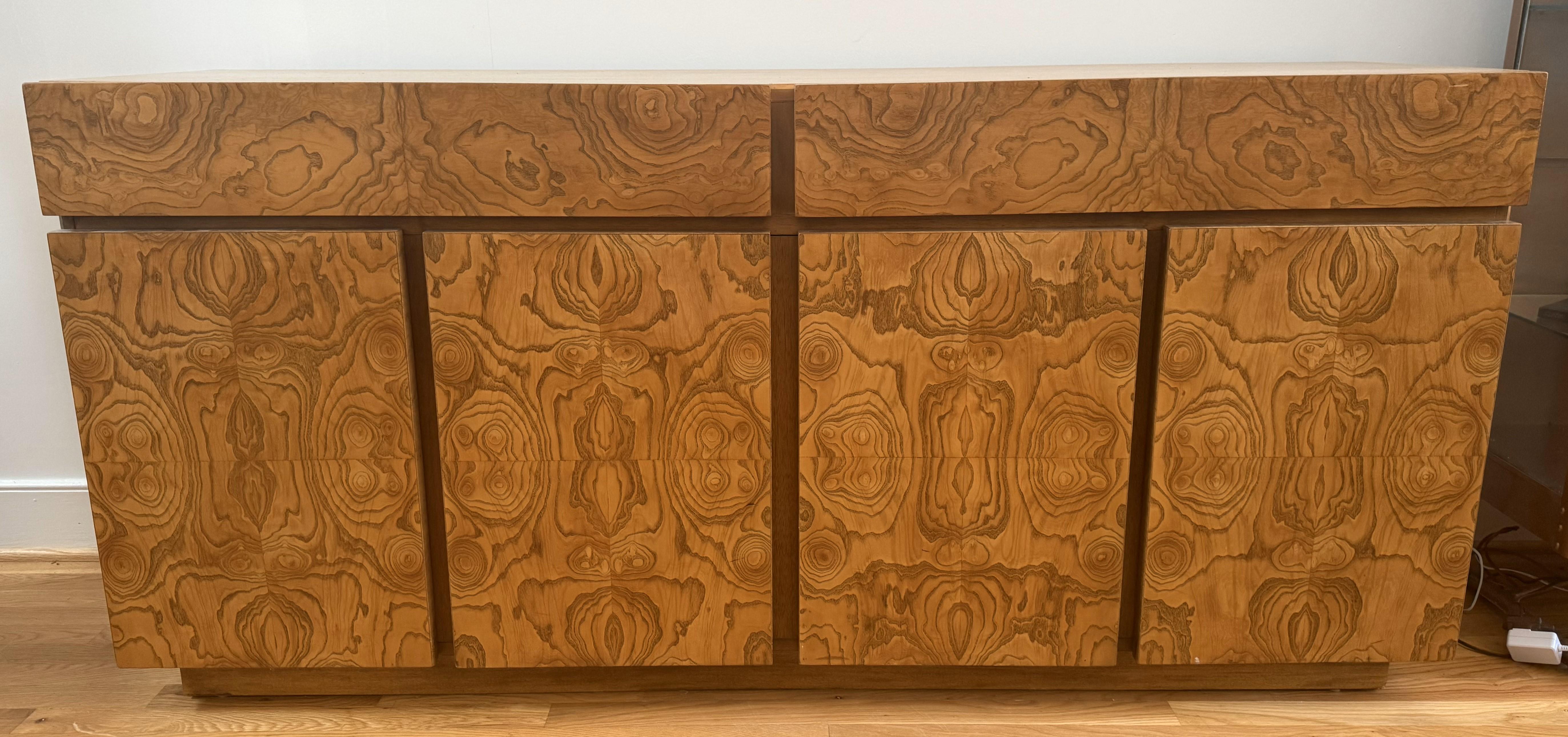 Art-Deco-Stil des 20. Jahrhunderts Buch-angepasste Kredenz aus gemaserter Esche, hergestellt in Virginia (Art déco) im Angebot