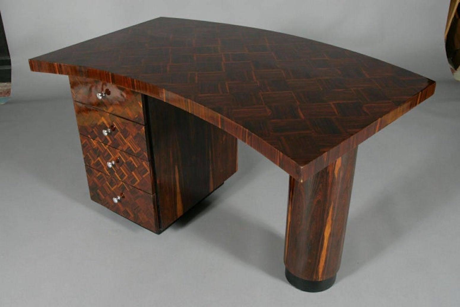 Table à écrire française de style Art Déco.
Placage de bois noble sur épicéa massif. Motif rhomboïdal.
