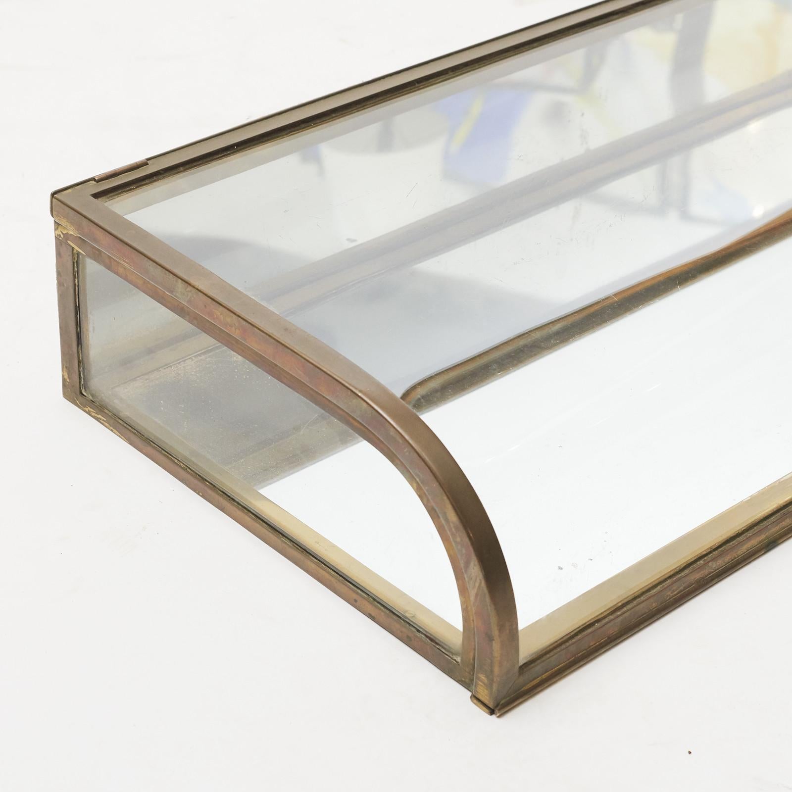 Art Deco table display case. Brass, clear glass, bottom and rear panel covered with mirror. Made by Siegel Paris, circa 1920. Unspoiled original condition.