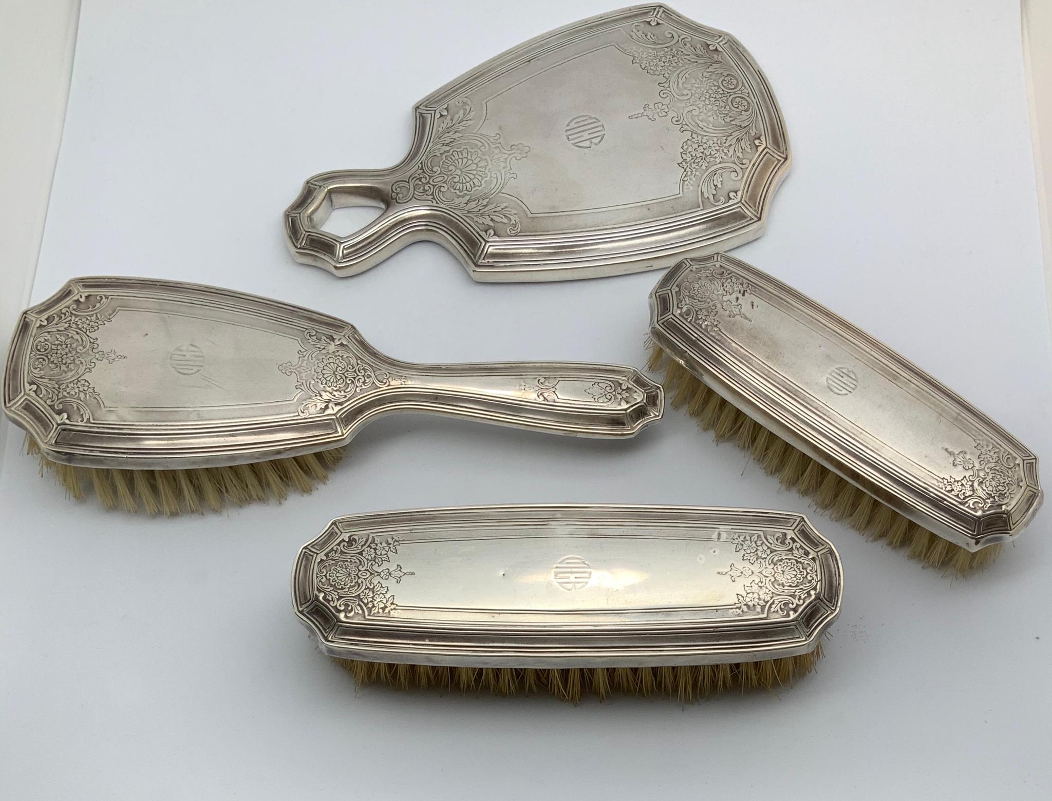 Siglo XX Art Decó Tiffany & Co. Set de tocador para caballero de plata de ley Repujado en venta