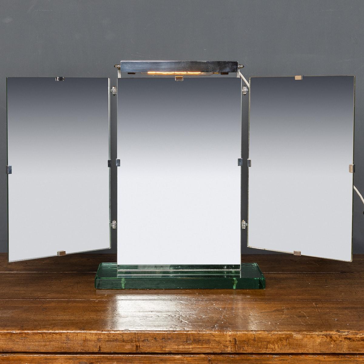 Antique début du 20e siècle Miroir triple de style déco avec une lourde base en verre pour contrebalancer le poids des trois miroirs. Cette pièce comporte un abat-jour au-dessus du miroir central, vers 1930.

CONDITION
En très bon état - usure due à
