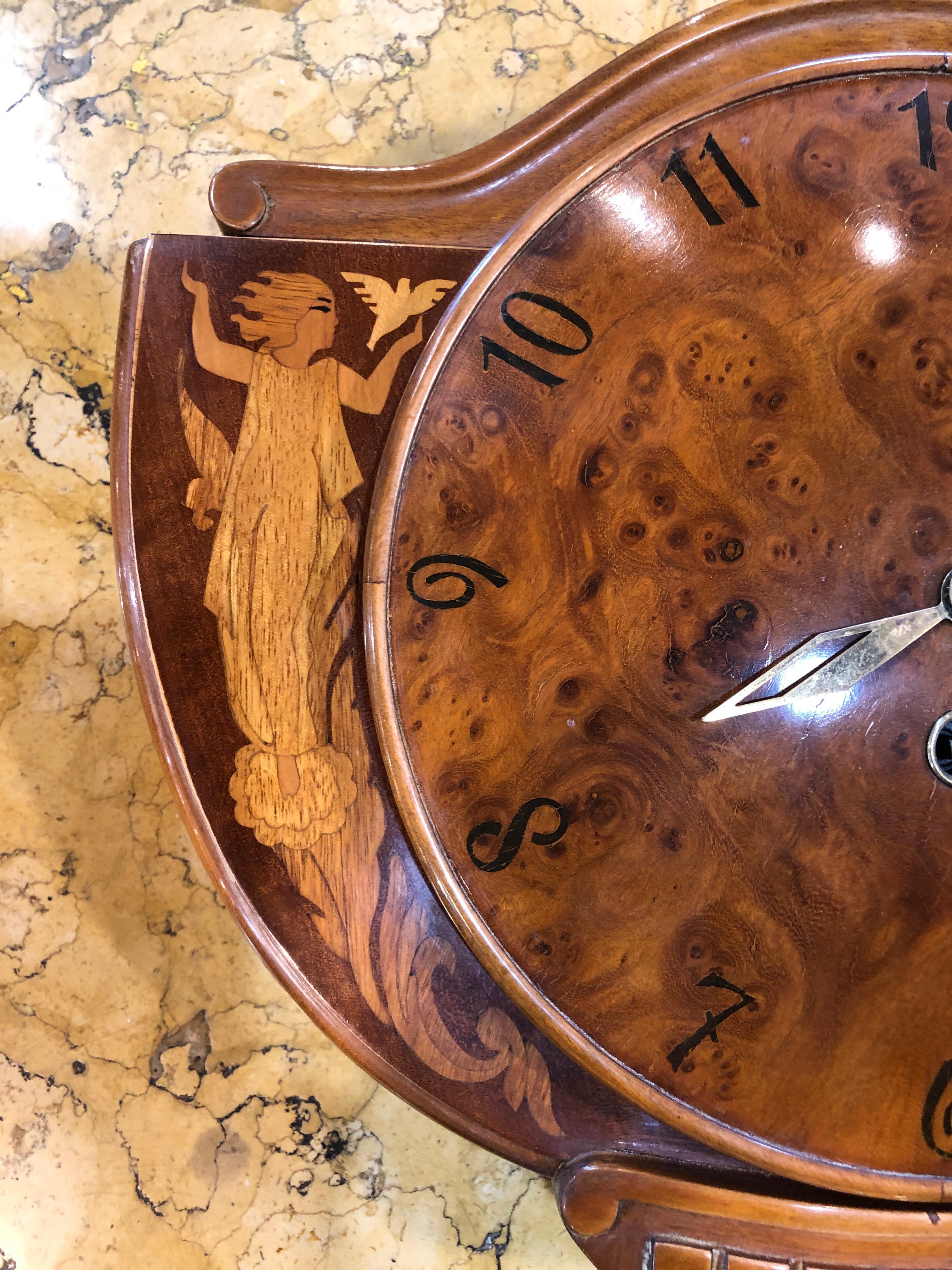 Wall clock from Sweden, the Deco period, circa 1940s, in exceptional functional aesthetic conditions.
In walnut and walnut briar, it presents boxwood inlays with floral motifs and also representing two female figures. The mechanism works and the