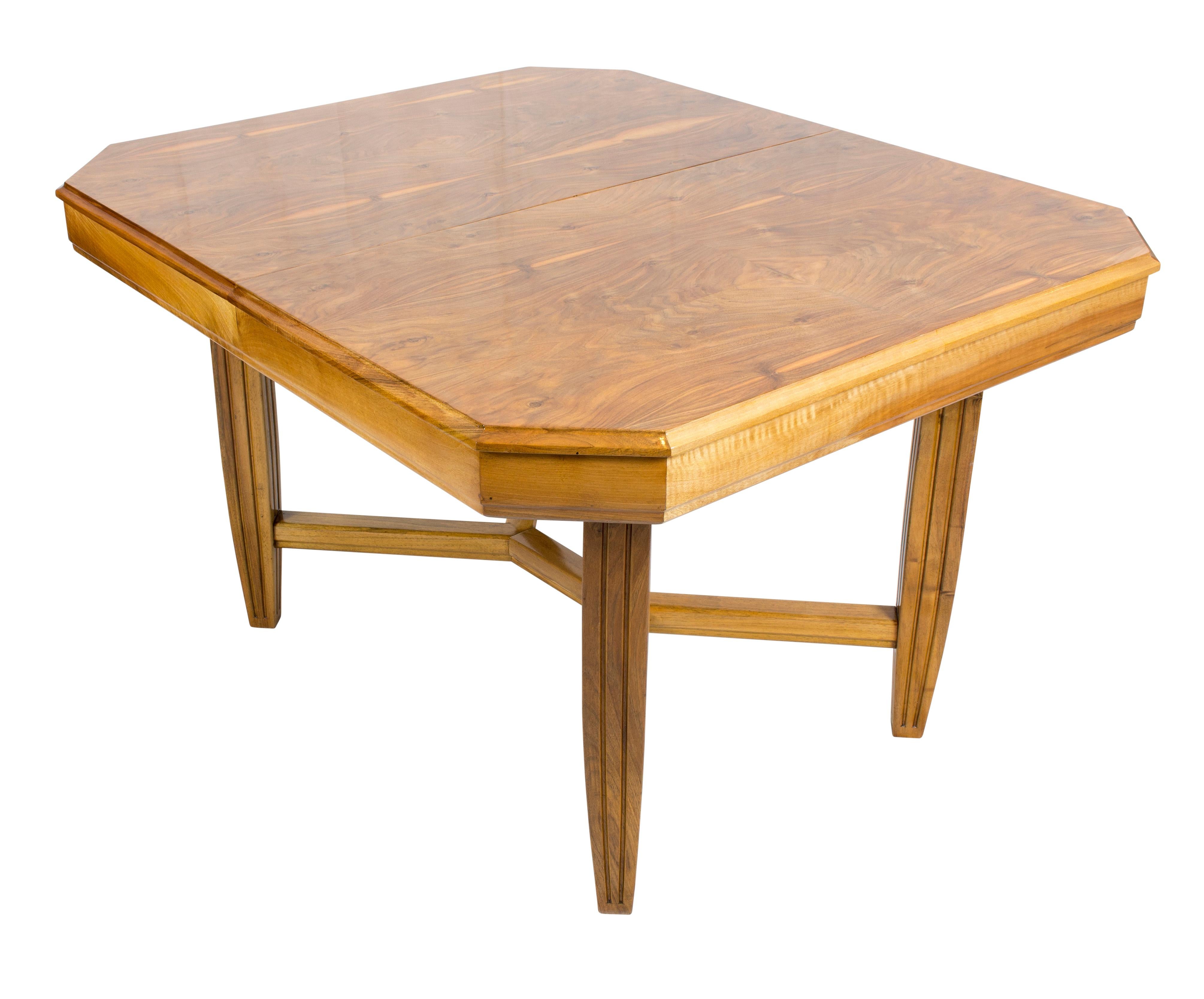 The table is from the Art Deco period, circa 1925. The table legs are made of solid walnut, the tabletop is walnut veneered on pine. The drawers are made of oakwood. The table is extendable.
The table is extremely practical in use. The height of