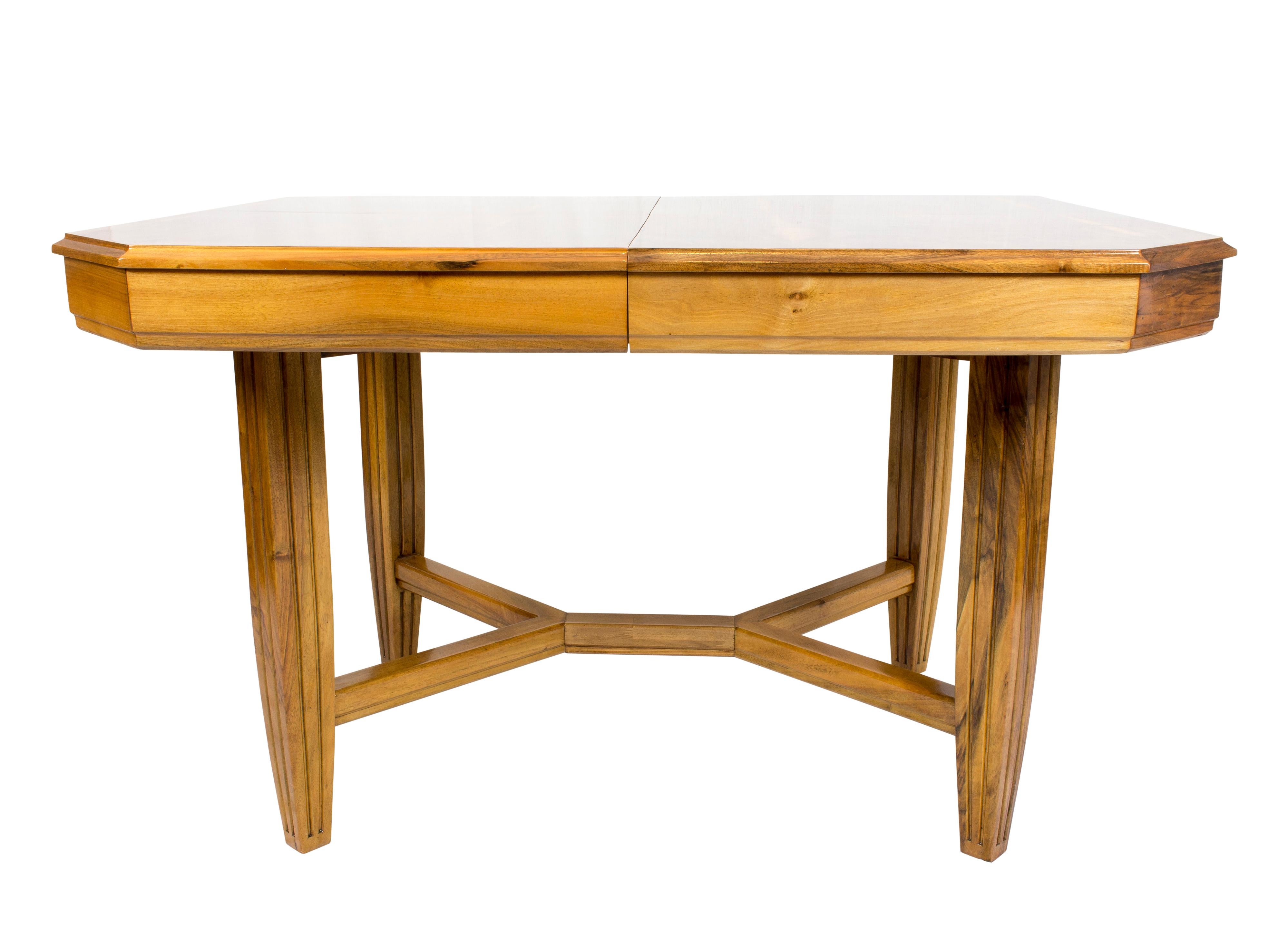 20th Century, Art Deco Walnut Table Extendable In Good Condition For Sale In Darmstadt, DE