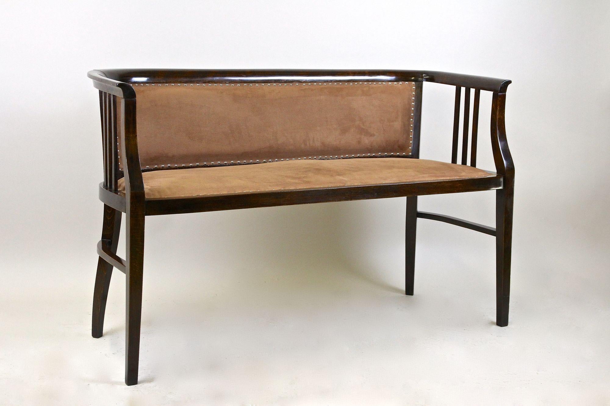 20th Century Art Nouveau Bentwood Bench, Newly Upholstered, Austria, circa 1910 For Sale 1