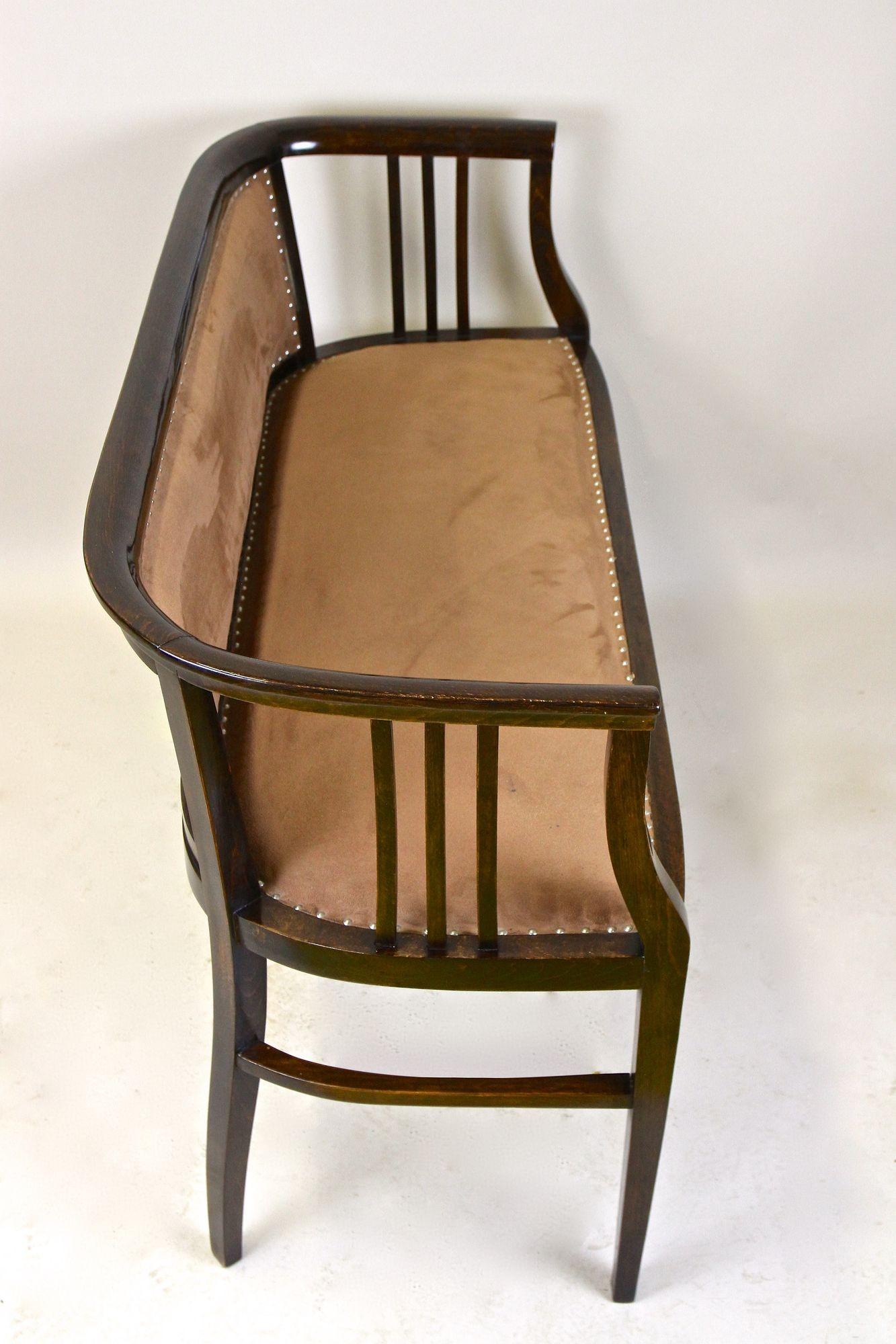20th Century Art Nouveau Bentwood Bench, Newly Upholstered, Austria, circa 1910 For Sale 3