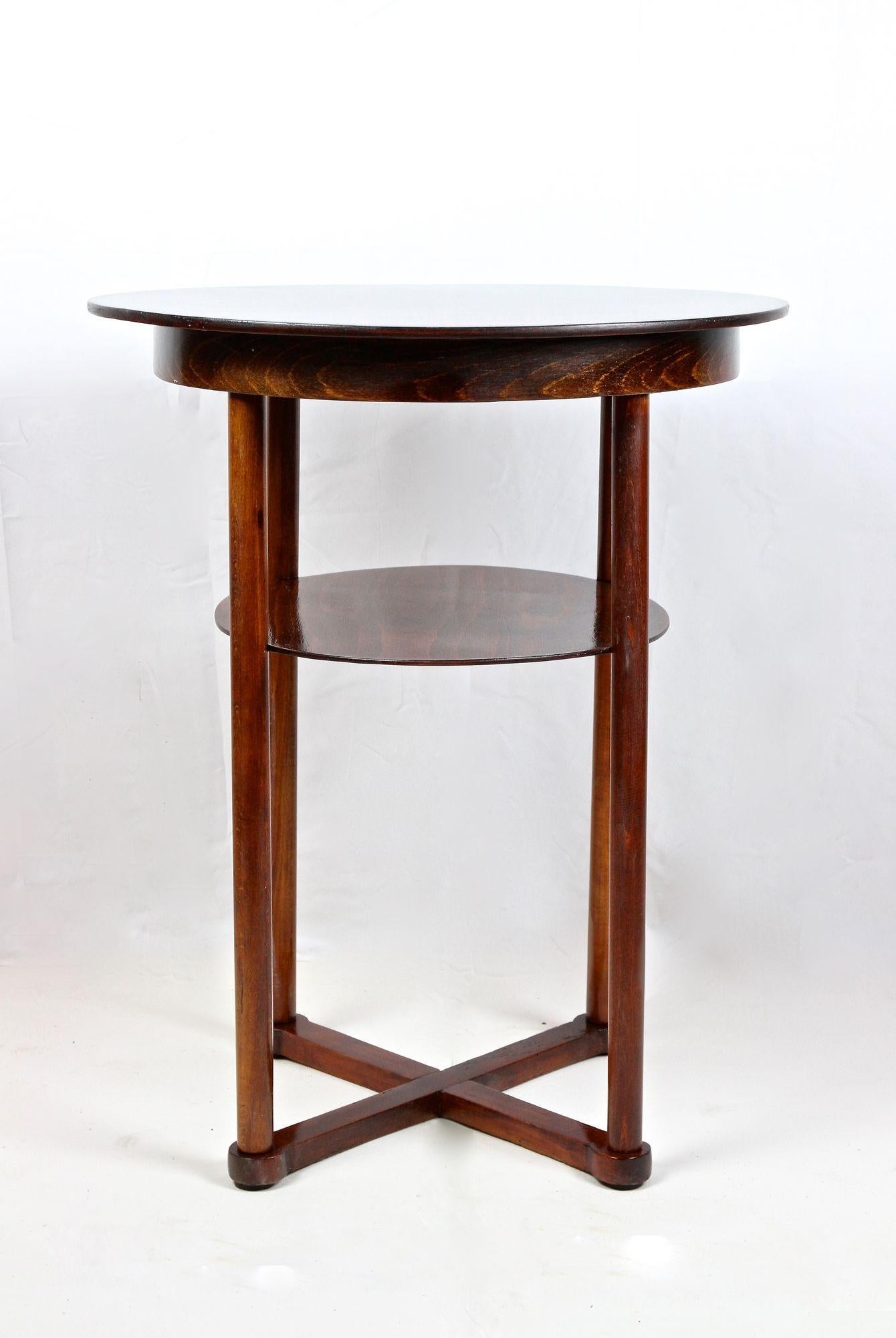 Magnifique table d'appoint en bois de Bentwood Art Nouveau de la célèbre société MUNDUS de Vienne en Autriche. Conçue vers 1902 par Josef Hoffmann, architecte autrichien de renommée mondiale, designer et fondateur de la 