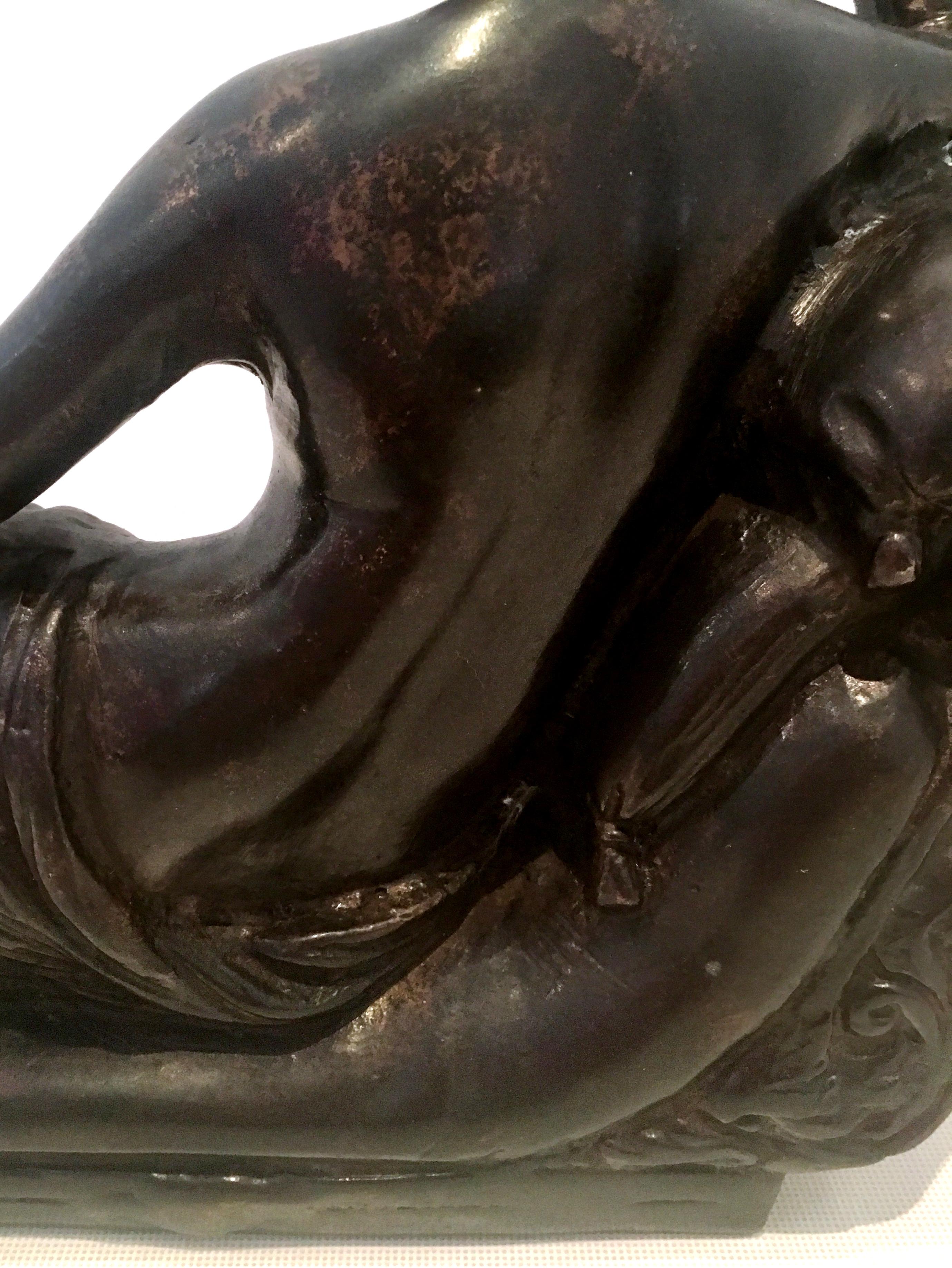 Scultura in bronzo del 20° secolo in stile Art Nouveau con donna nuda e sdraiata in vendita 5