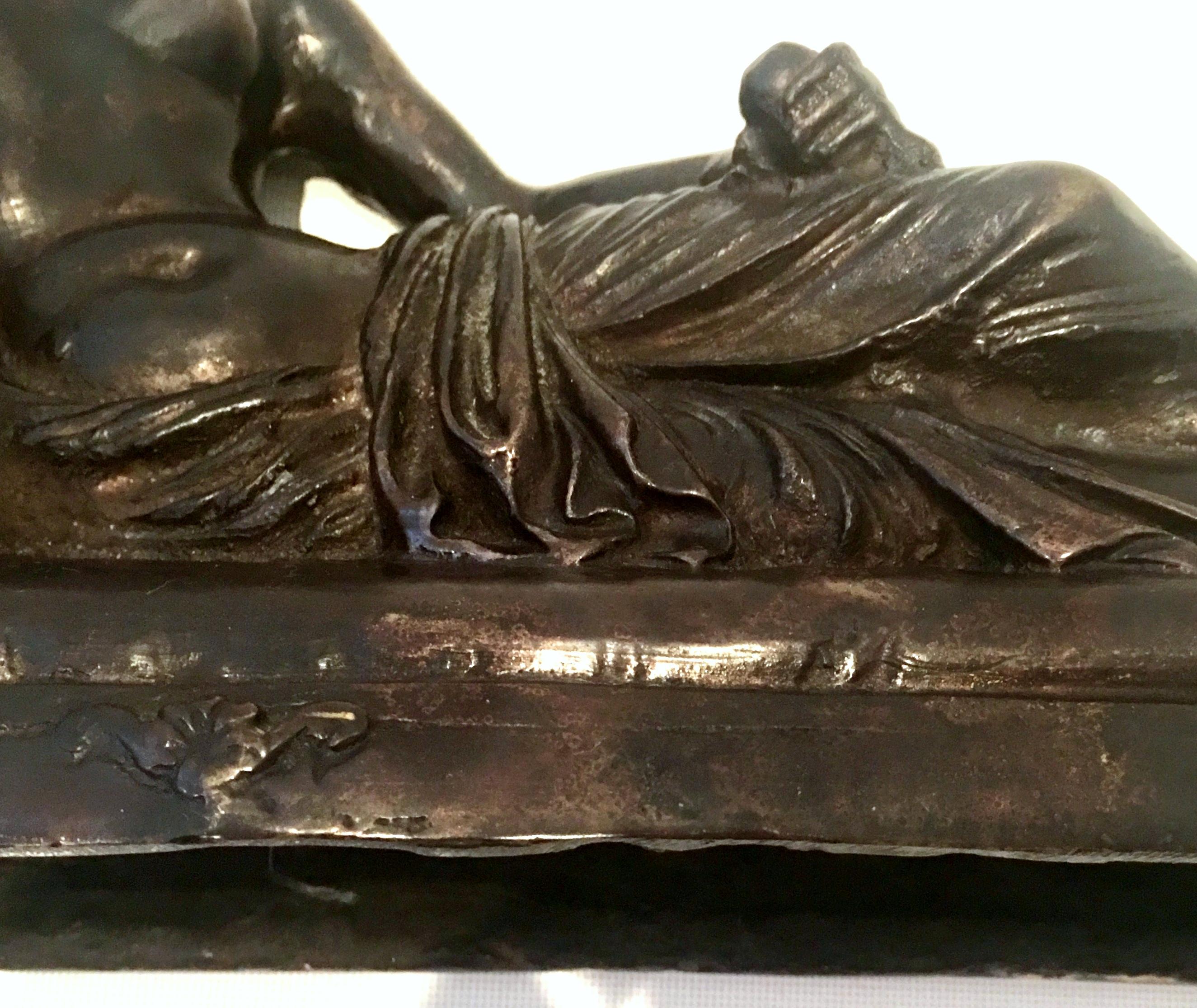 Scultura in bronzo del 20° secolo in stile Art Nouveau con donna nuda e sdraiata in vendita 7