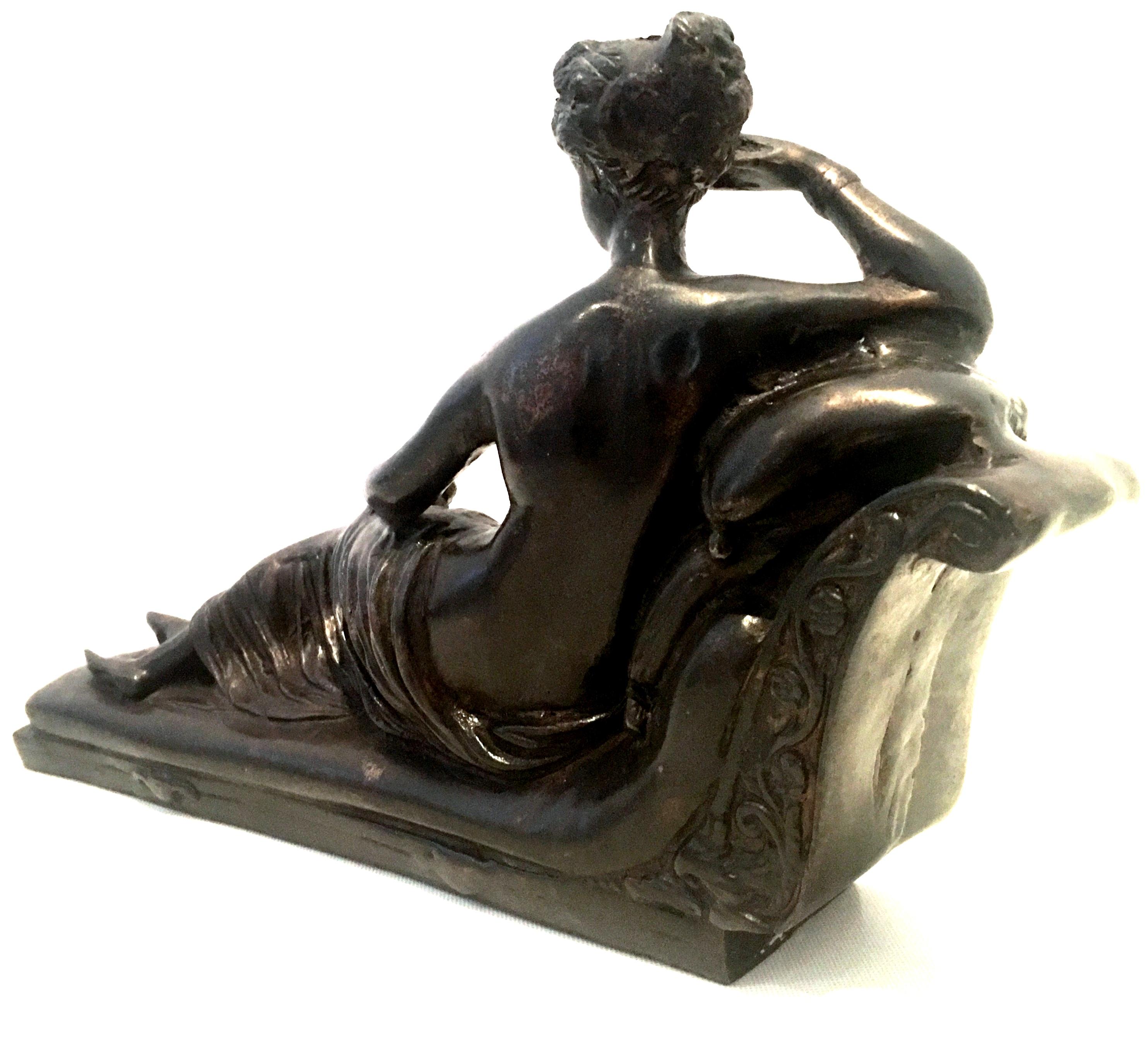 Art Déco Scultura in bronzo del 20° secolo in stile Art Nouveau con donna nuda e sdraiata in vendita