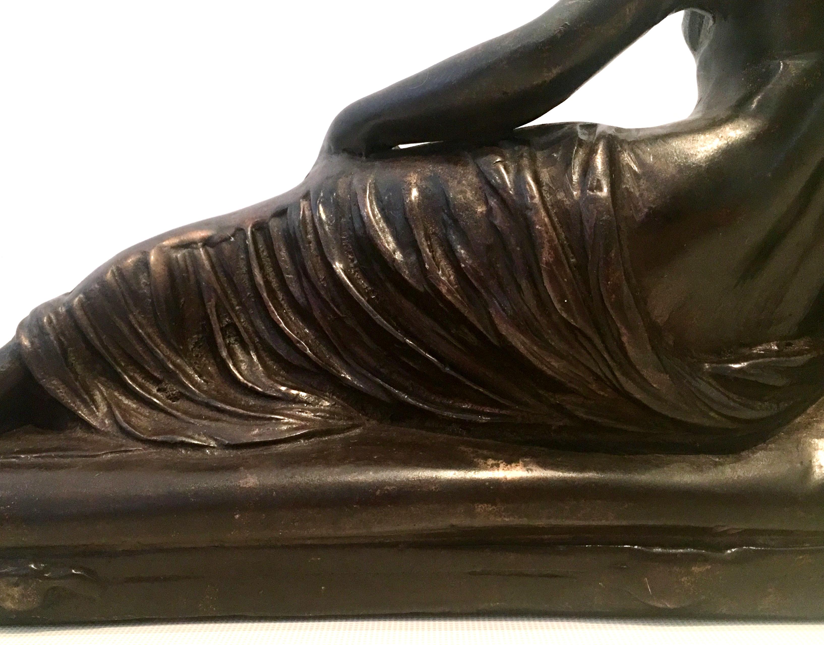 Scultura in bronzo del 20° secolo in stile Art Nouveau con donna nuda e sdraiata in vendita 1