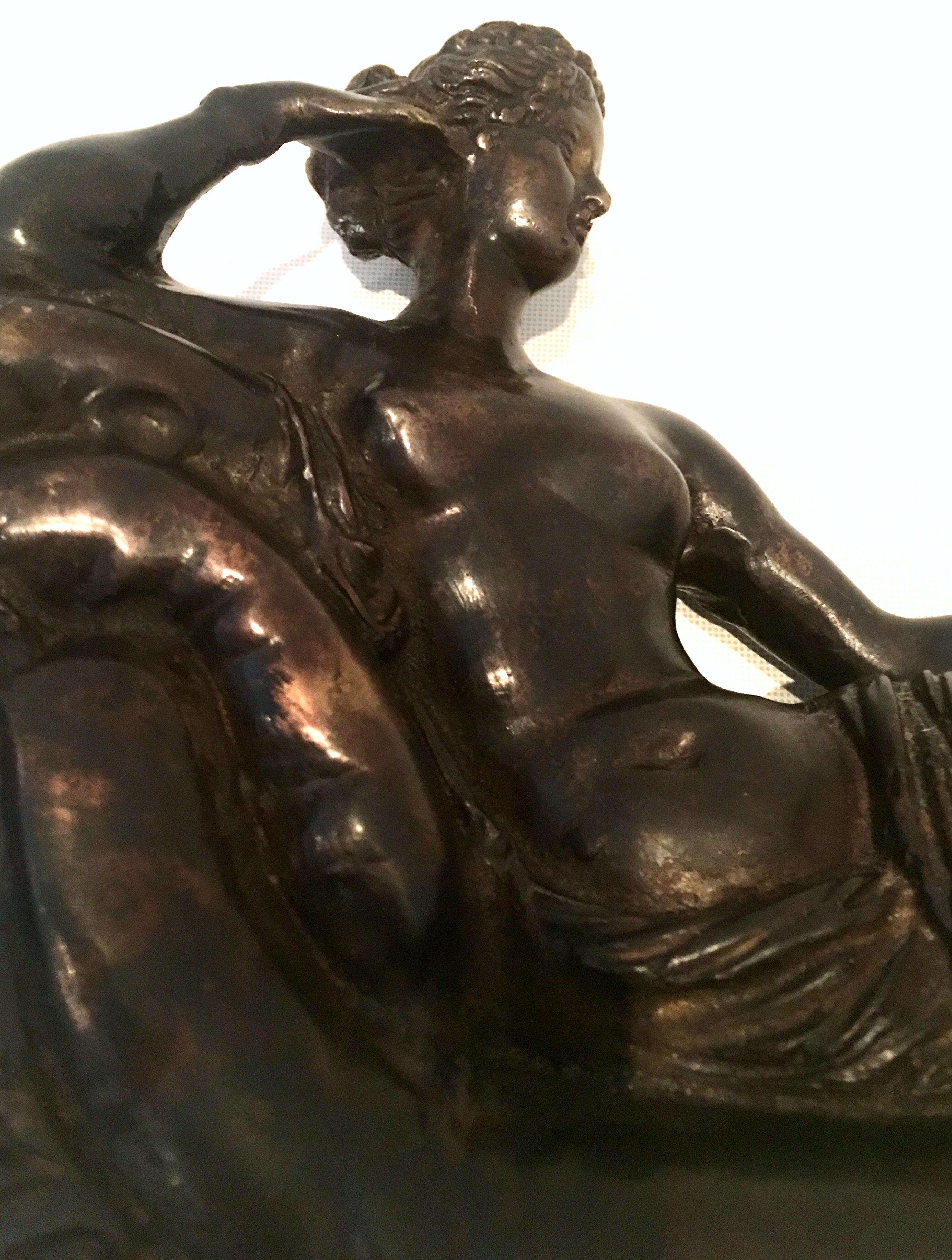 Scultura in bronzo del 20° secolo in stile Art Nouveau con donna nuda e sdraiata in vendita 2