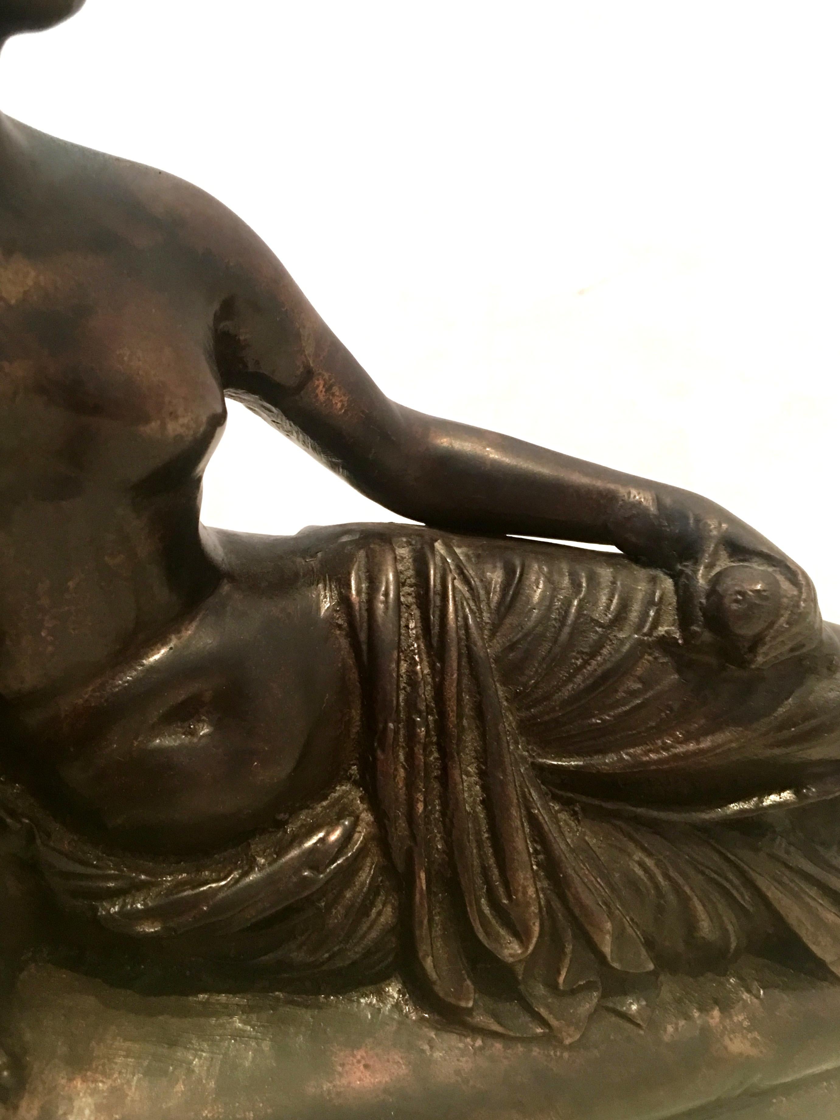 Scultura in bronzo del 20° secolo in stile Art Nouveau con donna nuda e sdraiata in vendita 3