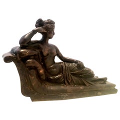 Scultura in bronzo del 20° secolo in stile Art Nouveau con donna nuda e sdraiata