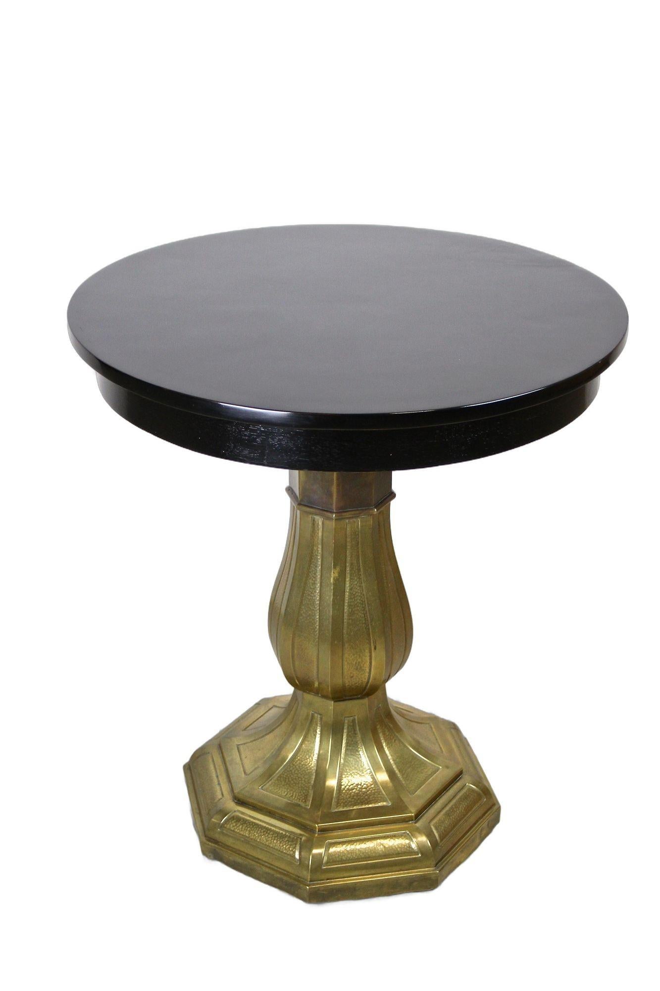 Remarquable table basse/ table d'appoint Art Nouveau laquée noir de Vienne - Autriche, datant d'environ 1910. Le plateau de table rond et brillant repose sur une colonne à la forme artistique et à la base octogonale. La base revêtue de laiton,