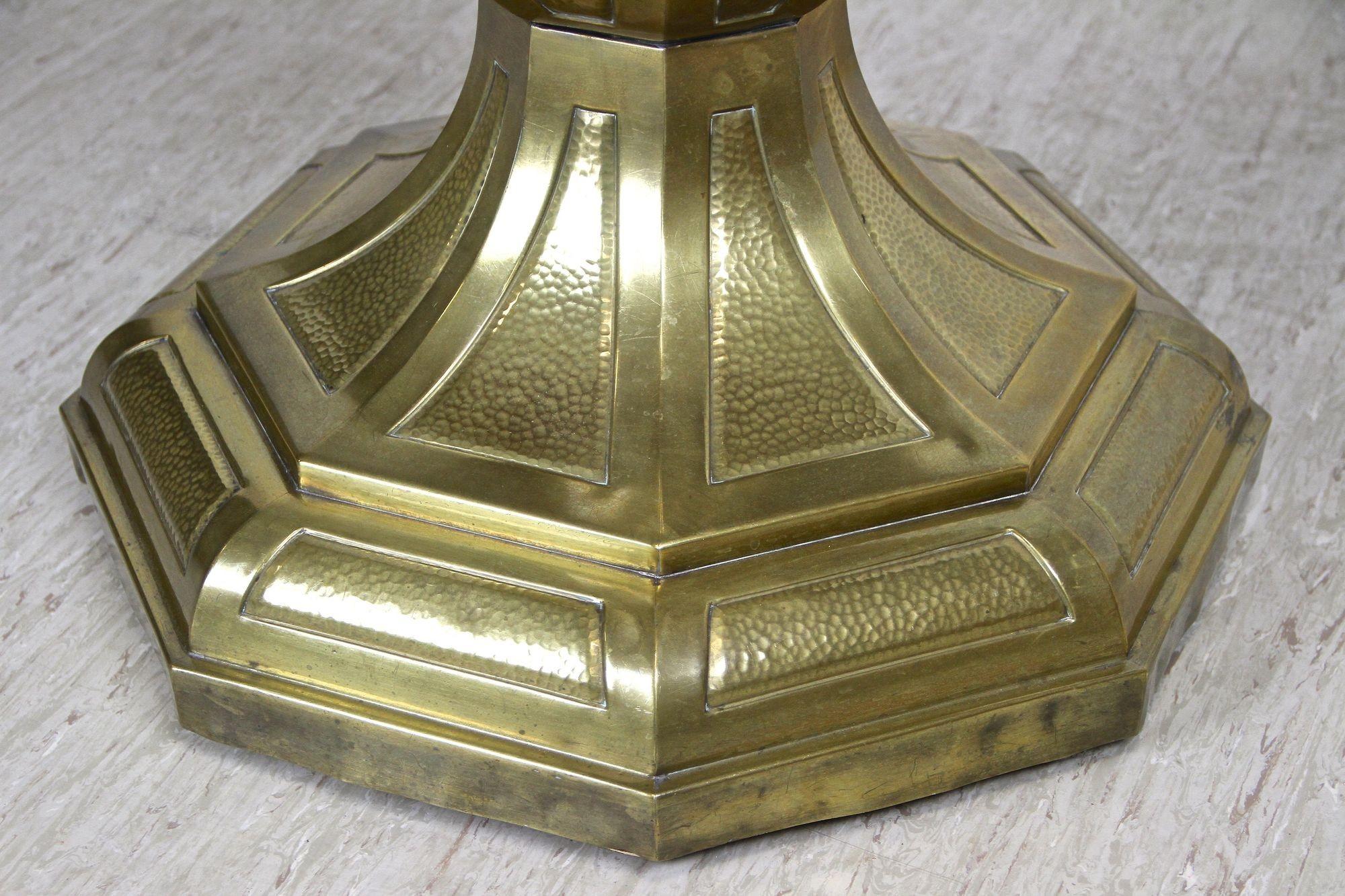Autrichien Table basse/table d'appoint Art nouveau du 20ème siècle avec base en laiton, Autriche, vers 1910 en vente